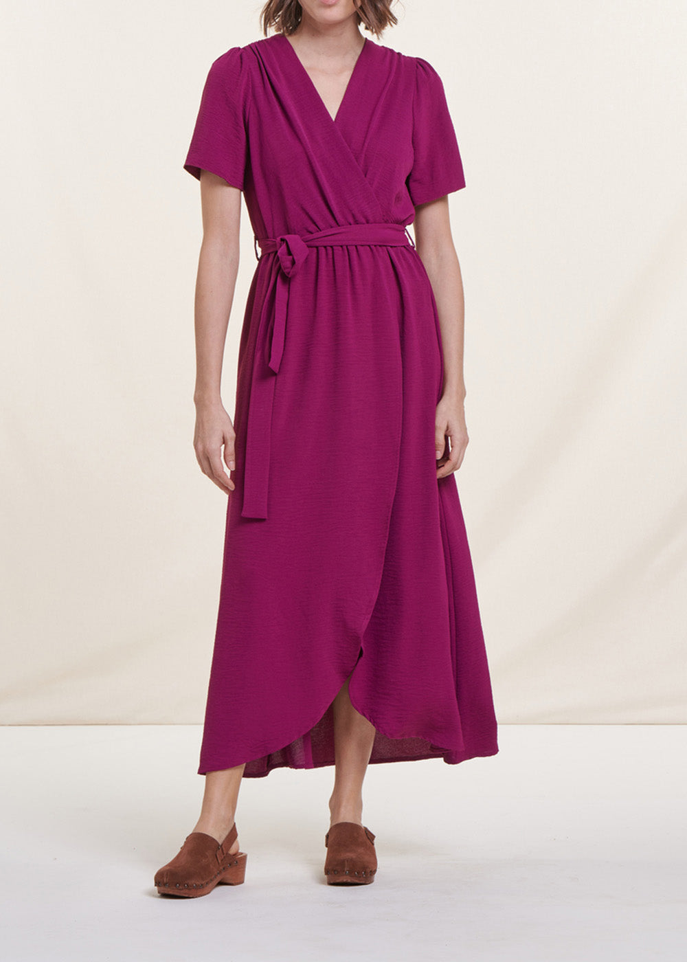 Vestido longo roxo falso com mangas curtas