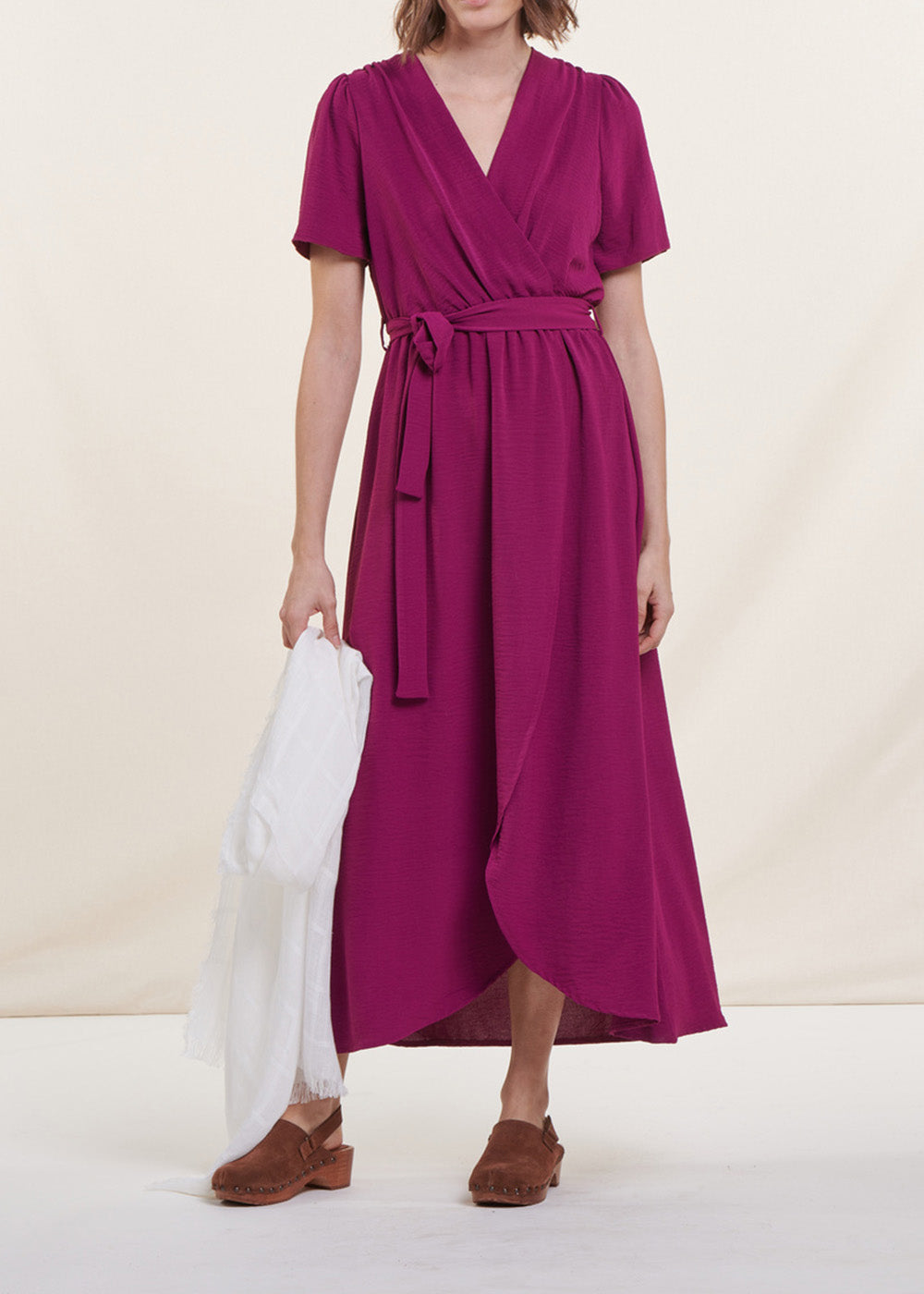 Vestido longo roxo falso com mangas curtas