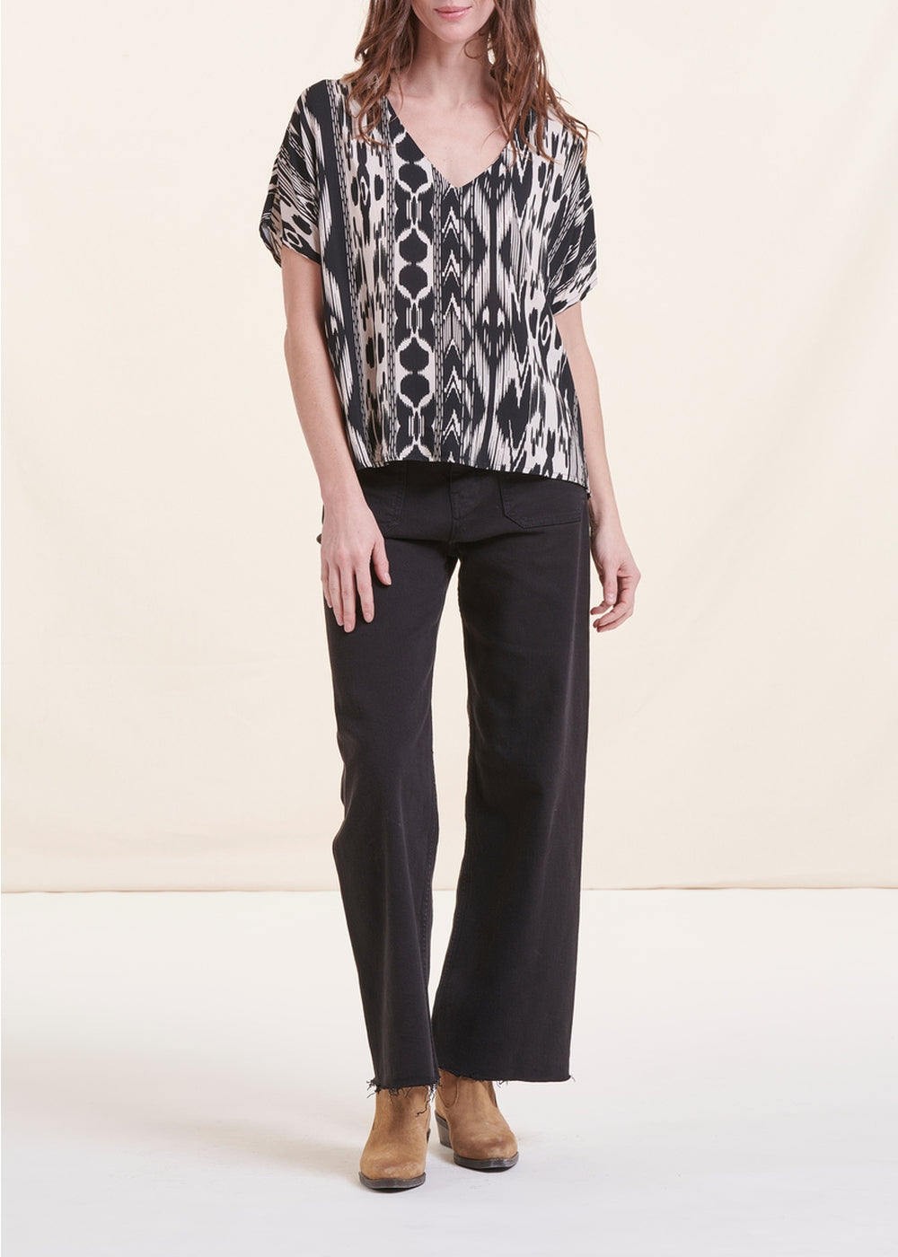 schwarz und weiß Oversize-Top mit kurzen Ärmeln und V-Ausschnitt