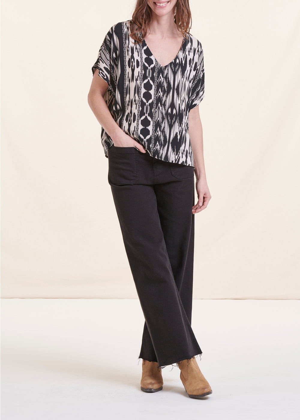 schwarz und weiß Oversize-Top mit kurzen Ärmeln und V-Ausschnitt