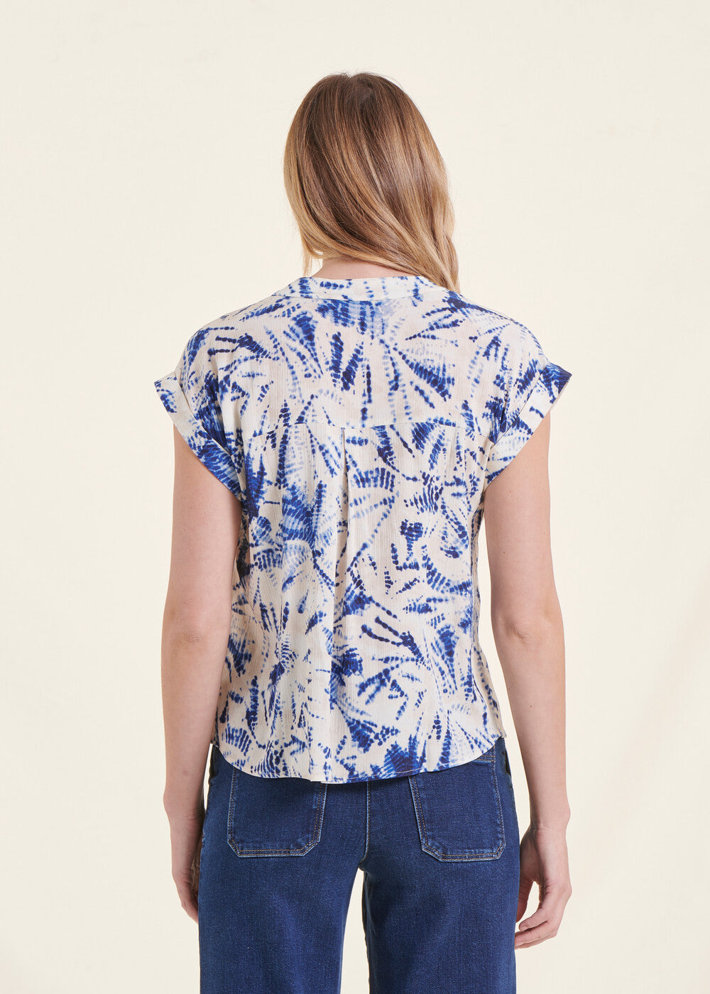 Top aderente bianco e blu con scollatura tunisina stampata