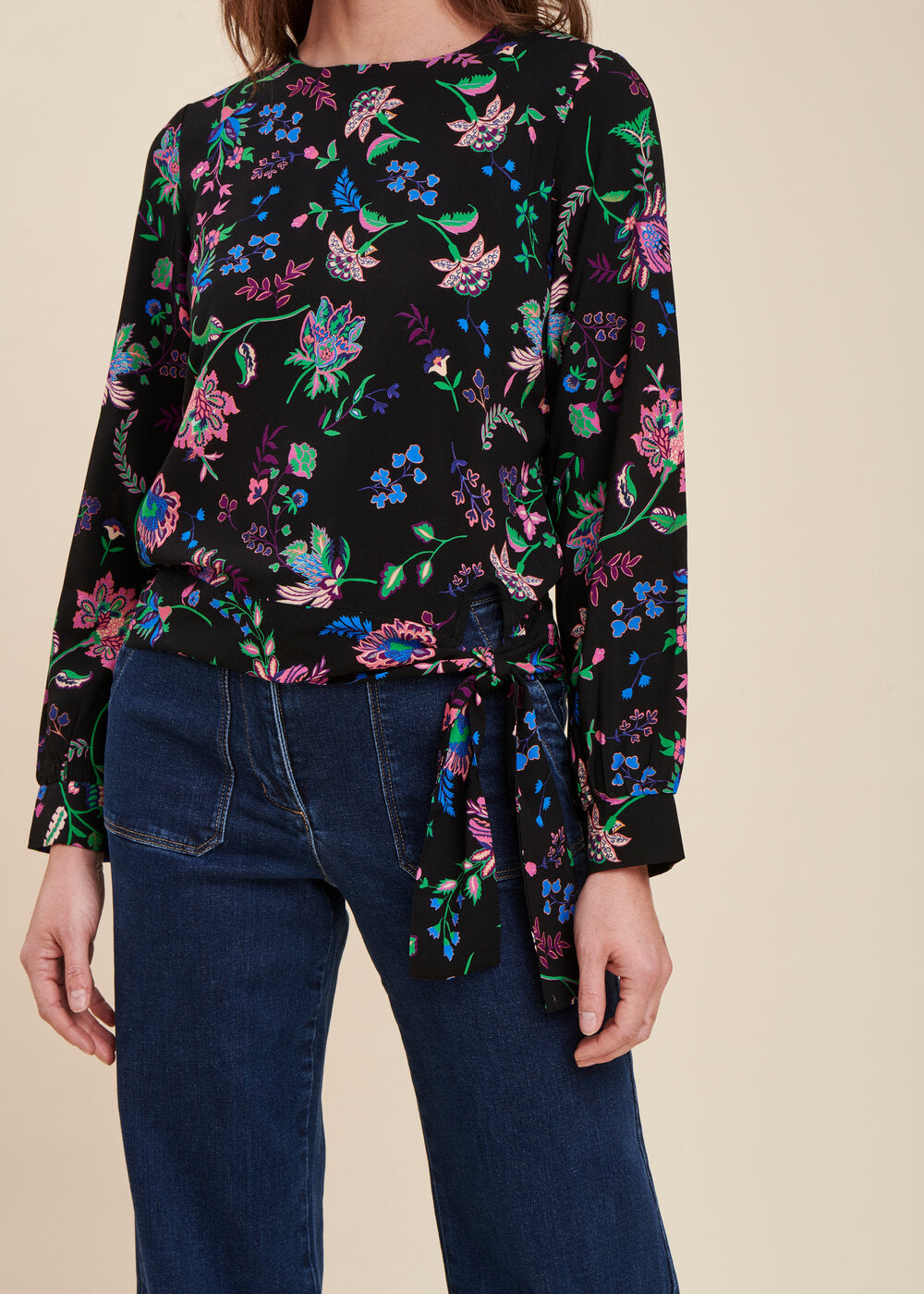 schwarz Top mit langen Ärmeln und Blumenmuster mit rundem Halsausschnitt