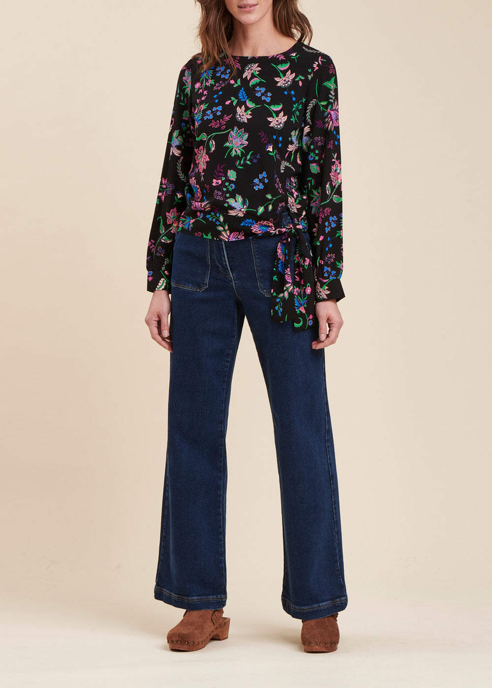 schwarz Top mit langen Ärmeln und Blumenmuster mit rundem Halsausschnitt