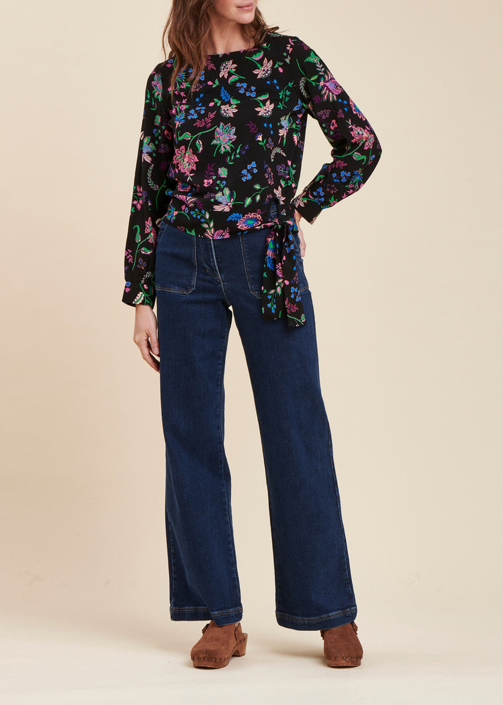 schwarz Top mit langen Ärmeln und Blumenmuster mit rundem Halsausschnitt