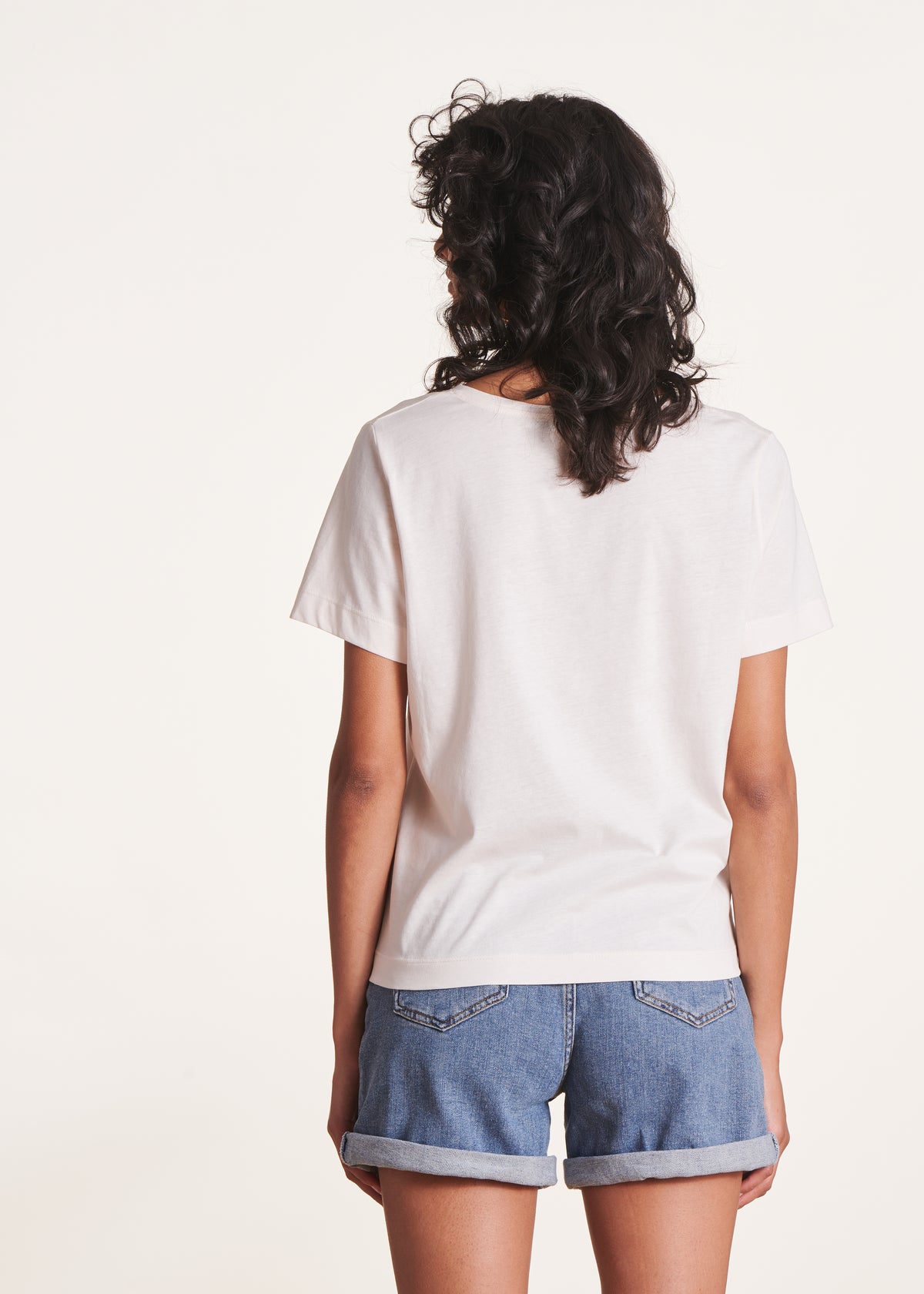 Ungebleichtes T-Shirt aus biologischer Baumwolle mit V-Ausschnitt und kurzen Ärmeln