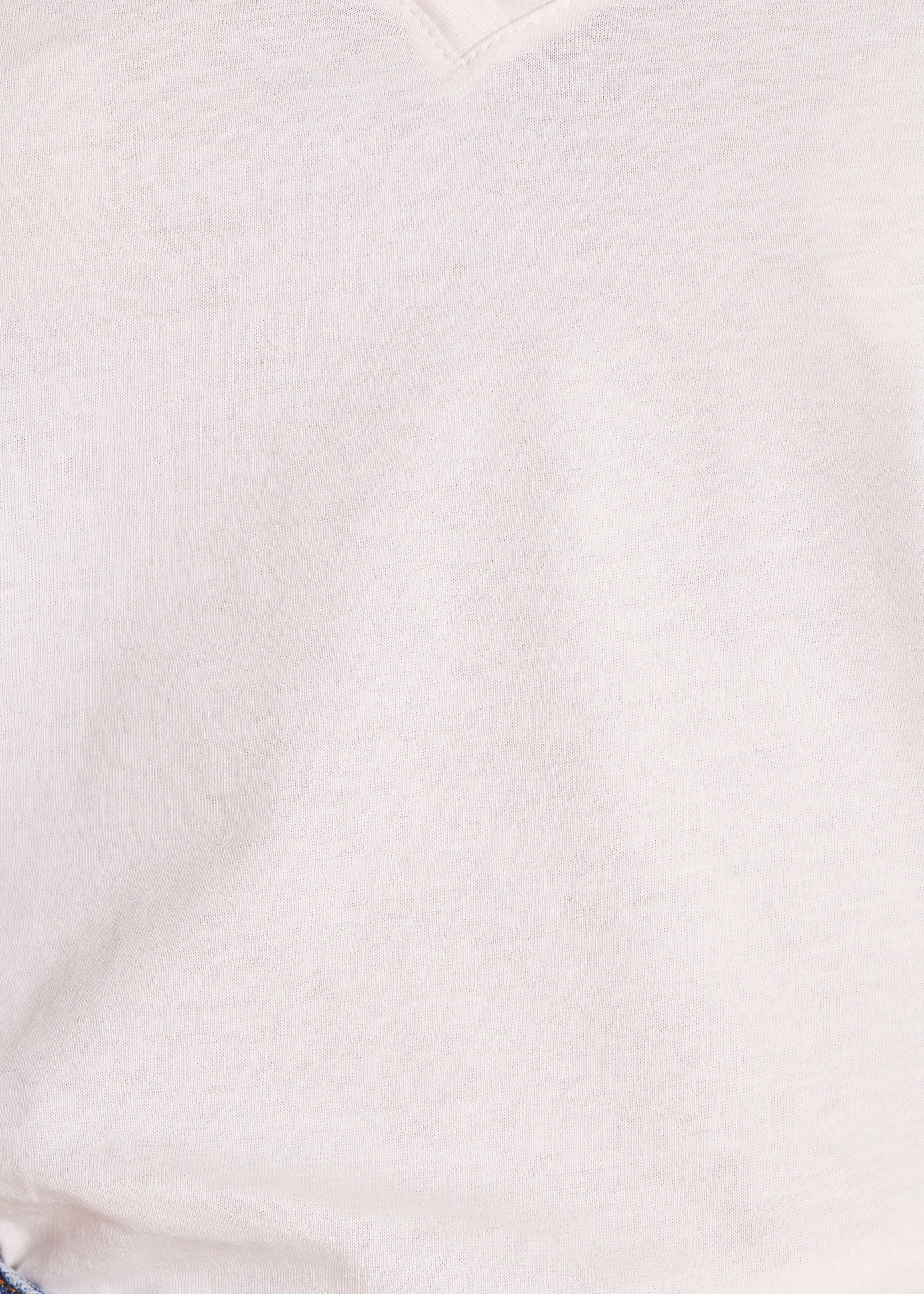 Ungebleichtes T-Shirt aus biologischer Baumwolle mit V-Ausschnitt und kurzen Ärmeln