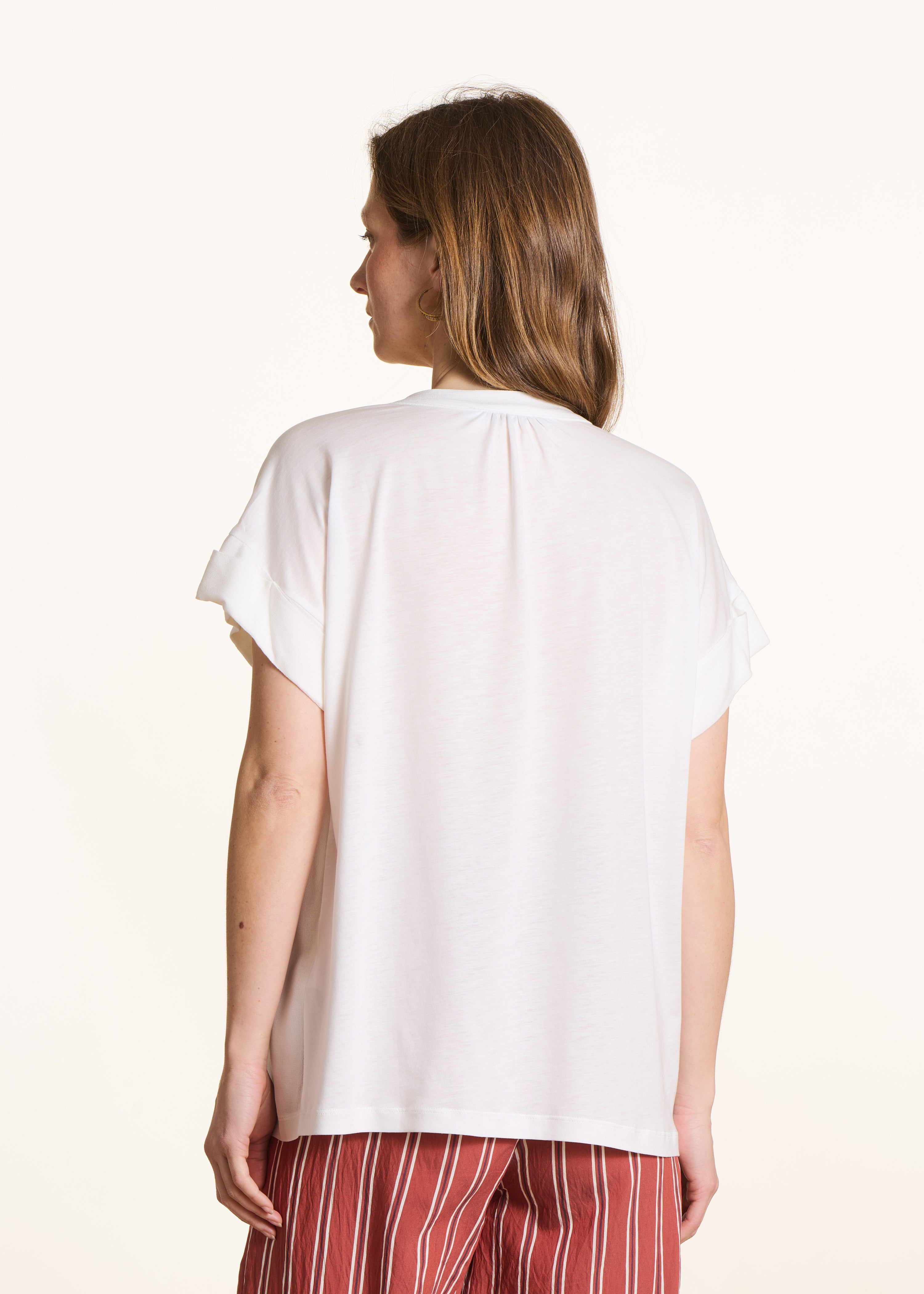 T-shirt van twee stoffen in ecru met korte mouwen