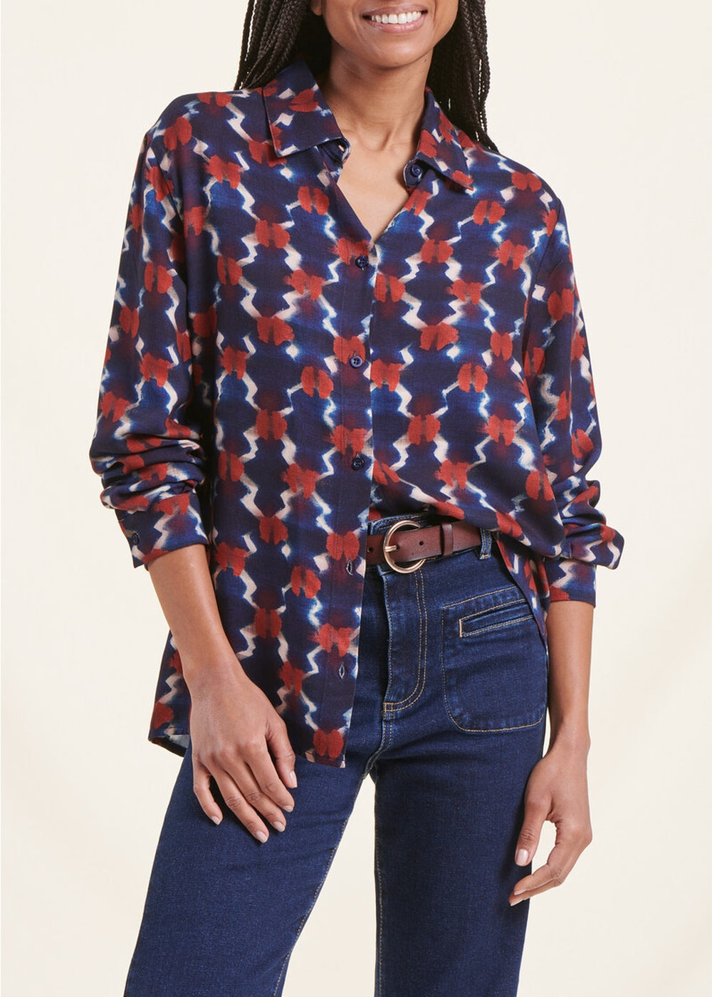 Camisa ampla com estampado azul e vermelho