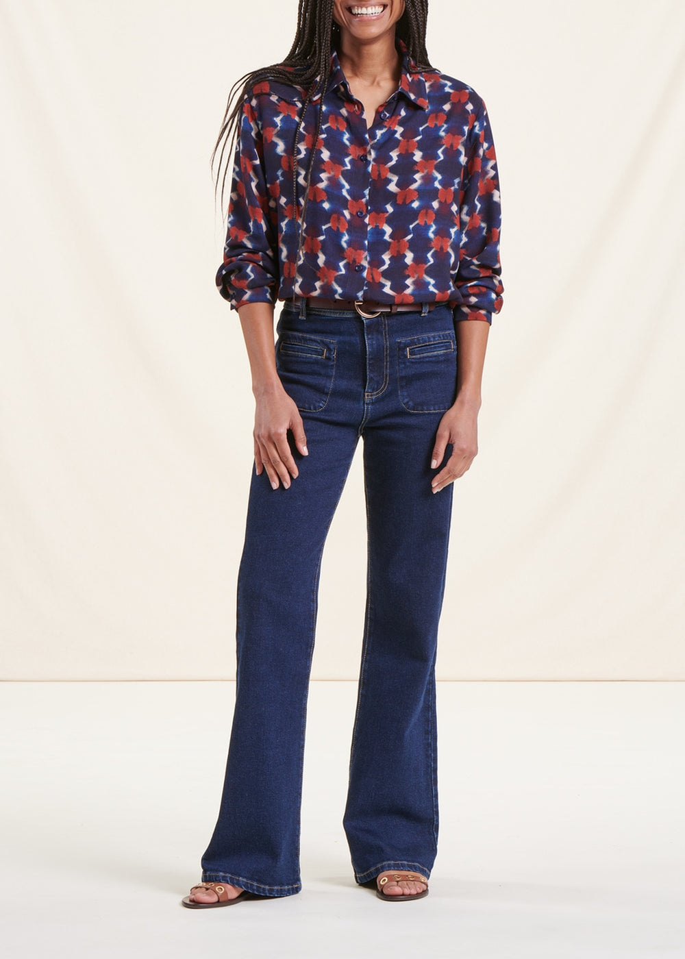 Camisa ampla com estampado azul e vermelho
