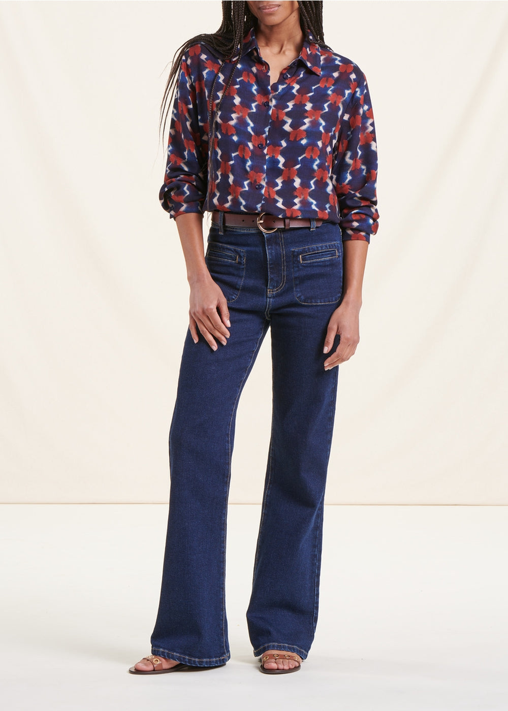 Camisa ampla com estampado azul e vermelho