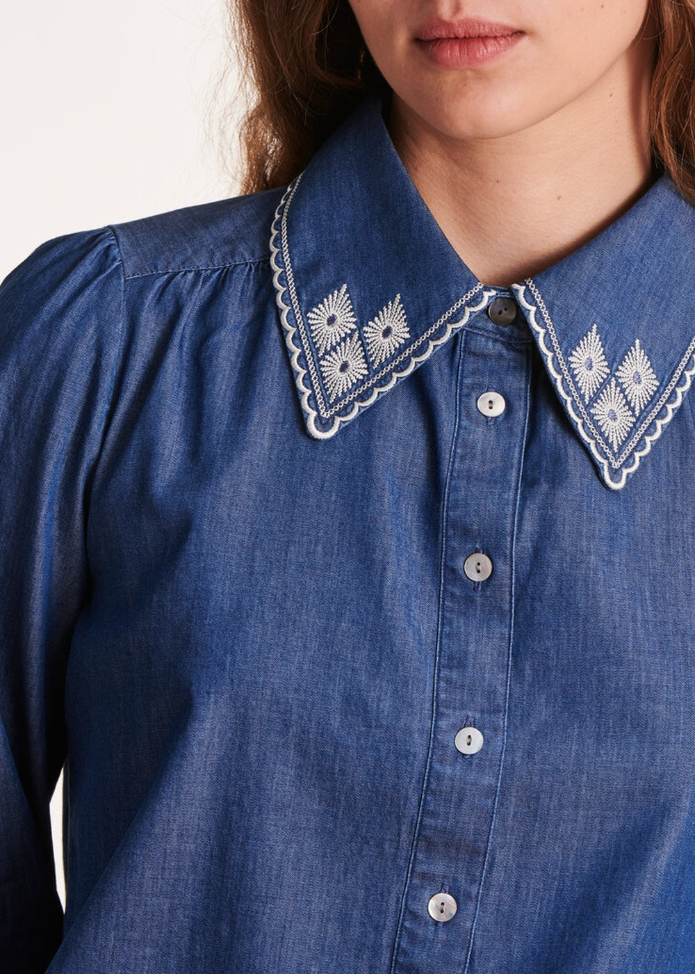 Camicia in denim di cotone organico con ricamo