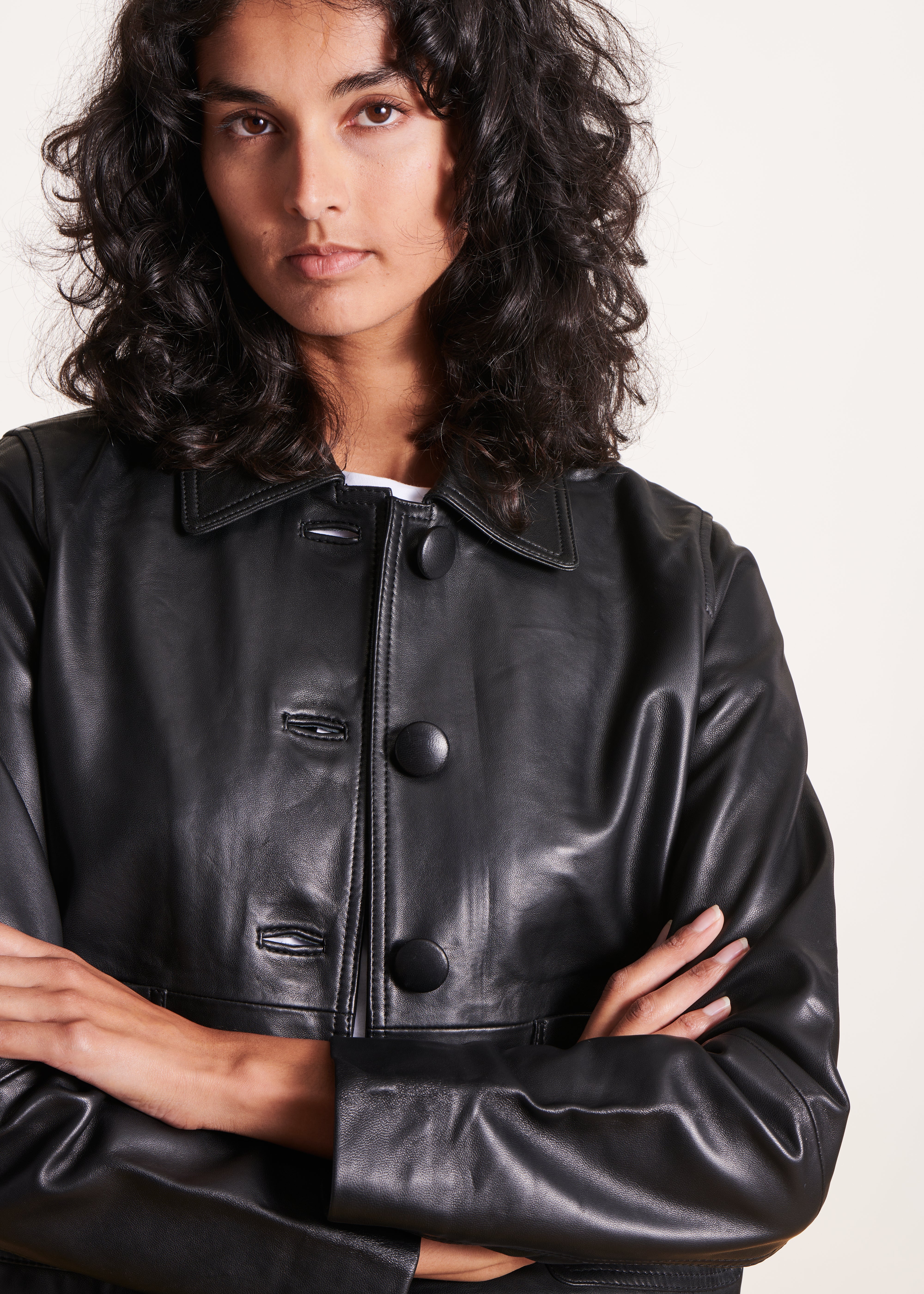 Blouson court en cuir noir