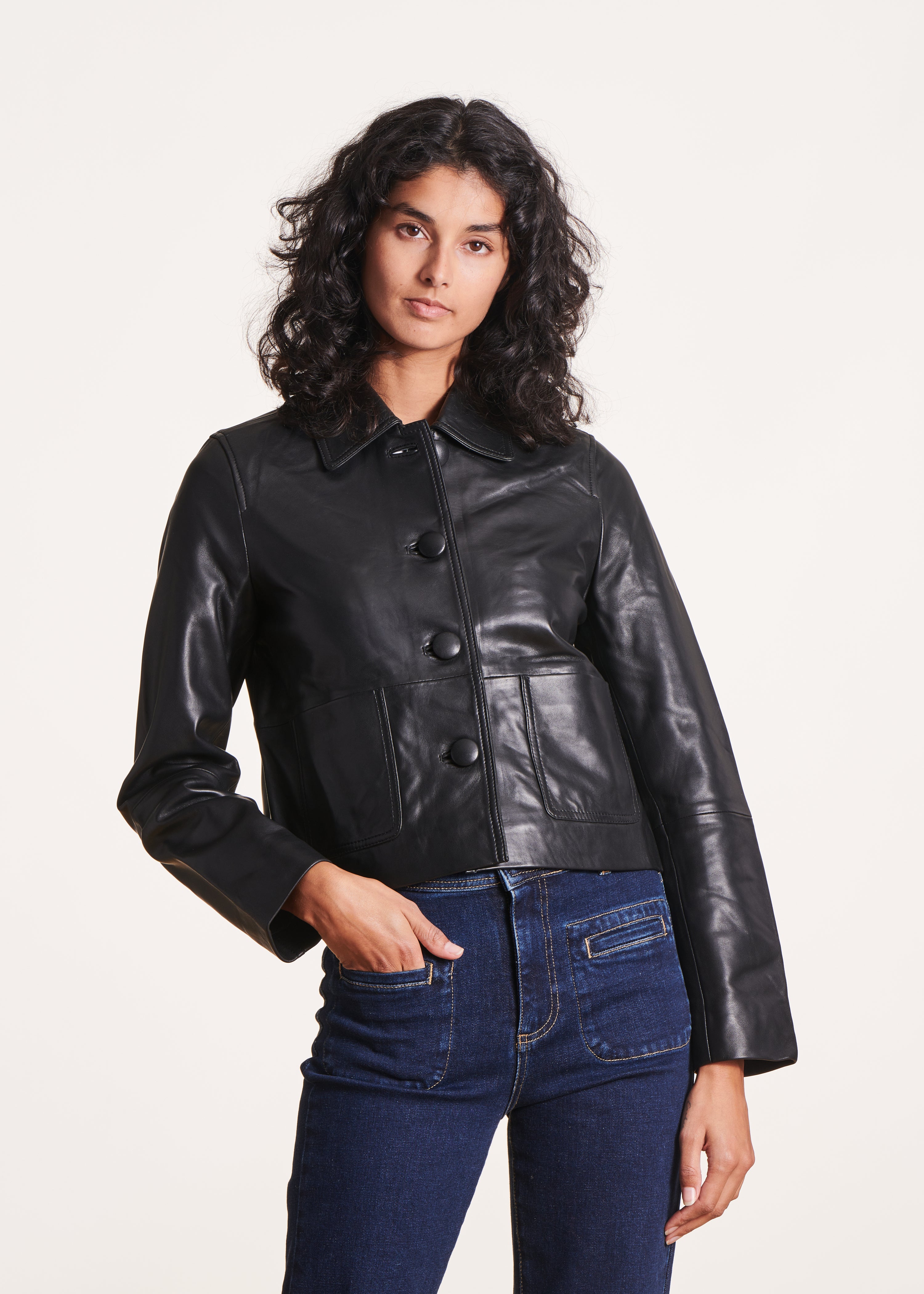 Blouson court en cuir noir