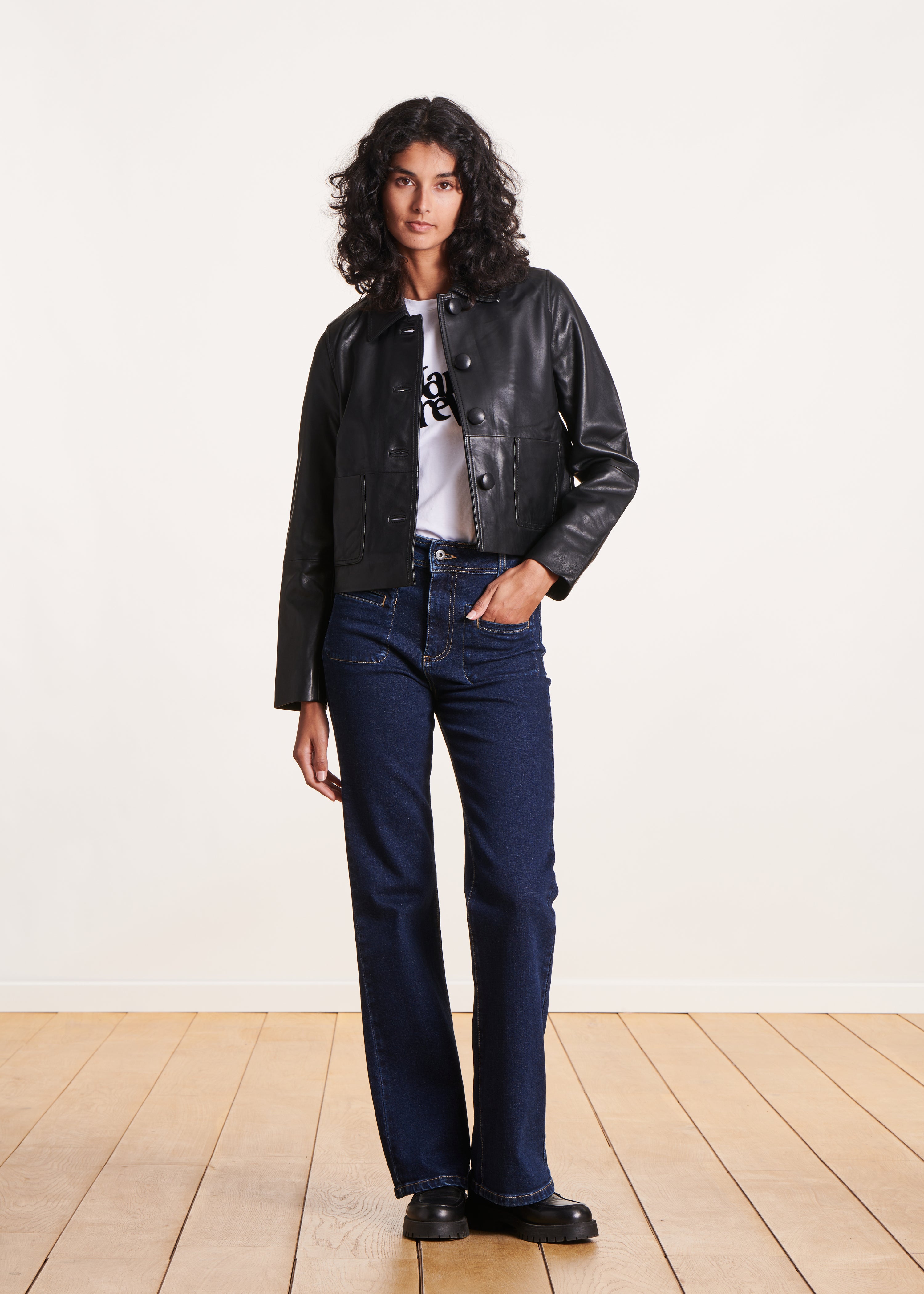 Blouson court en cuir noir