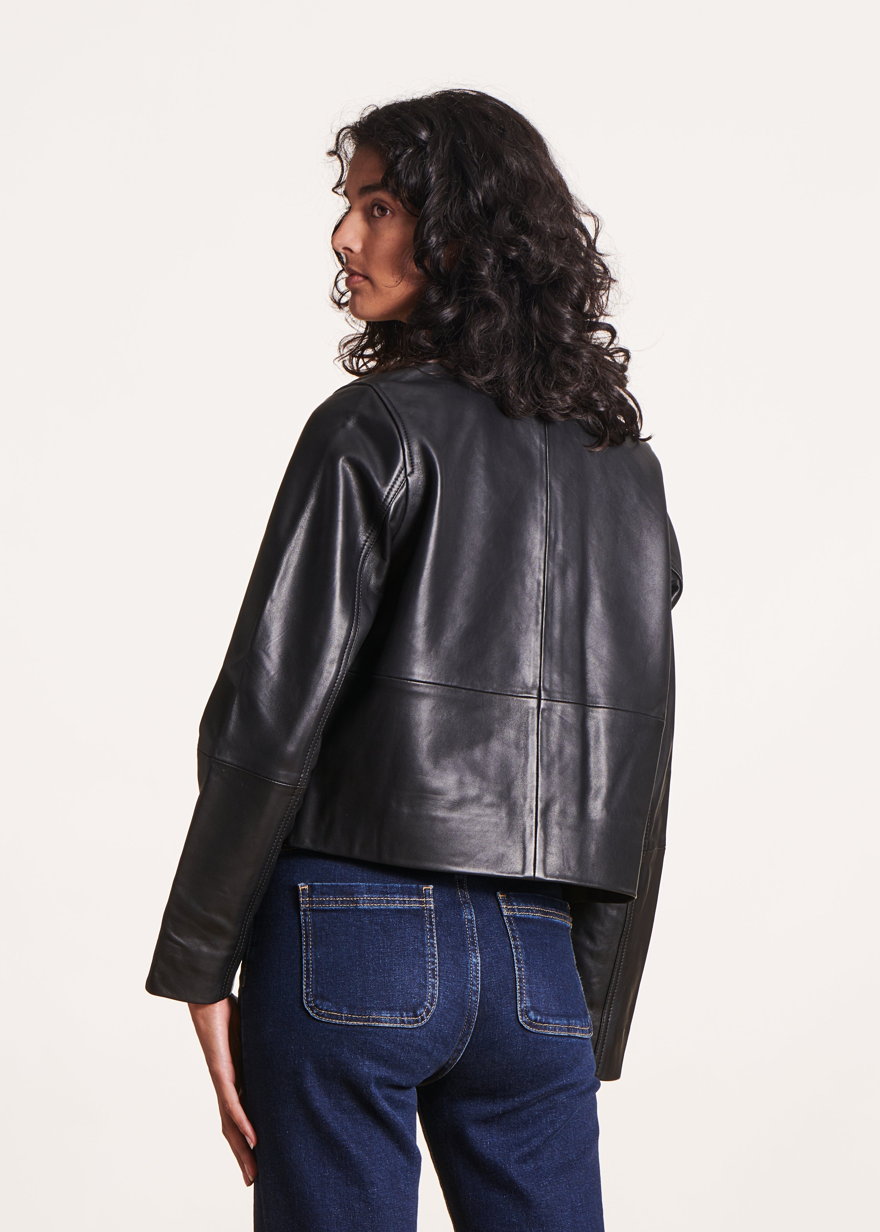 Blouson court en cuir noir