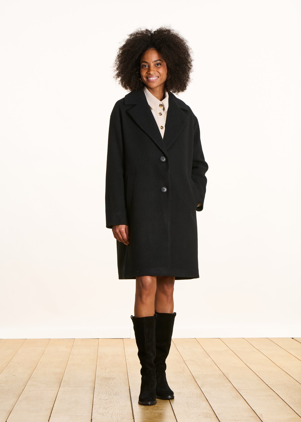 Cappotto nero aderente di media lunghezza