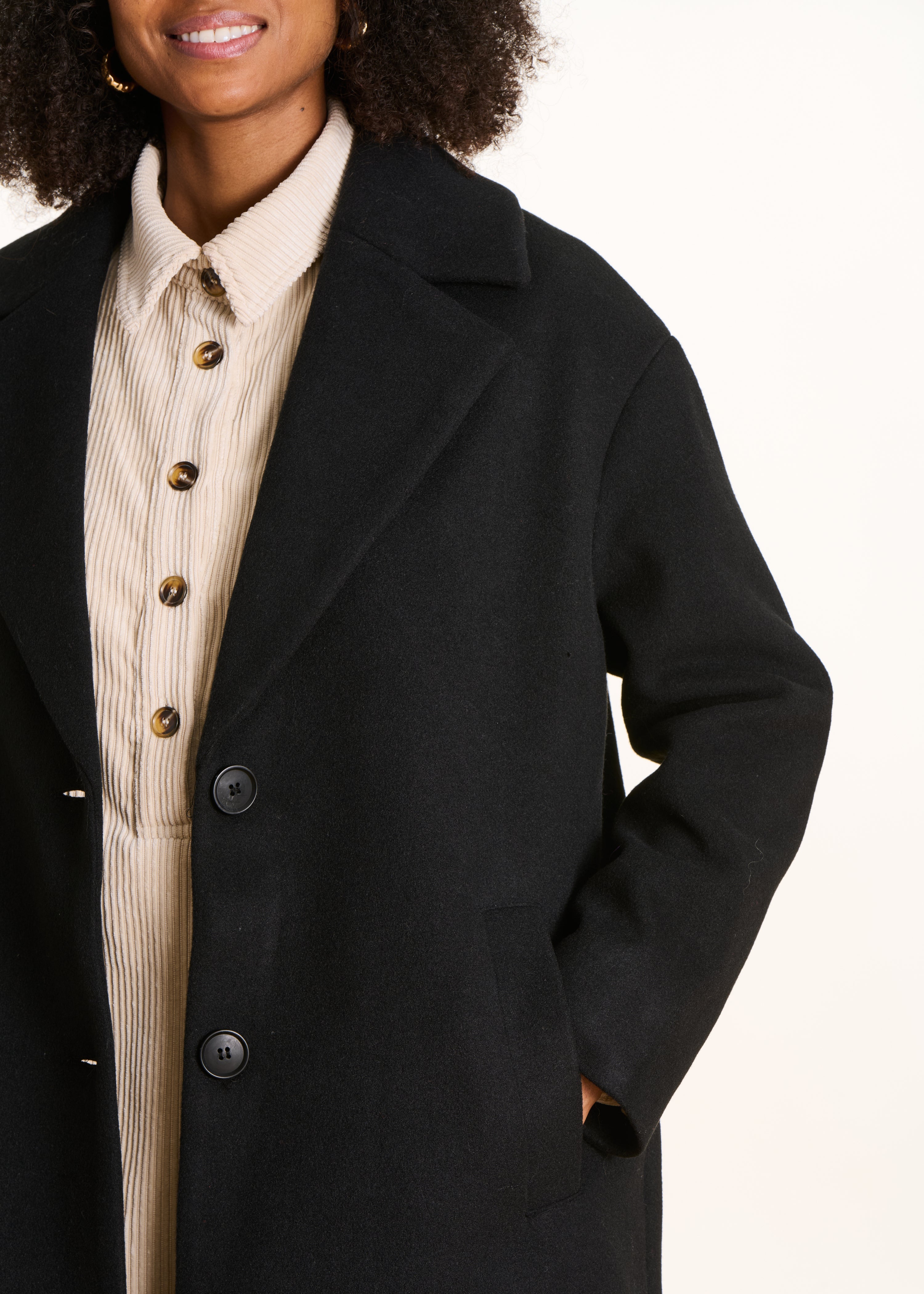 Cappotto nero aderente di media lunghezza