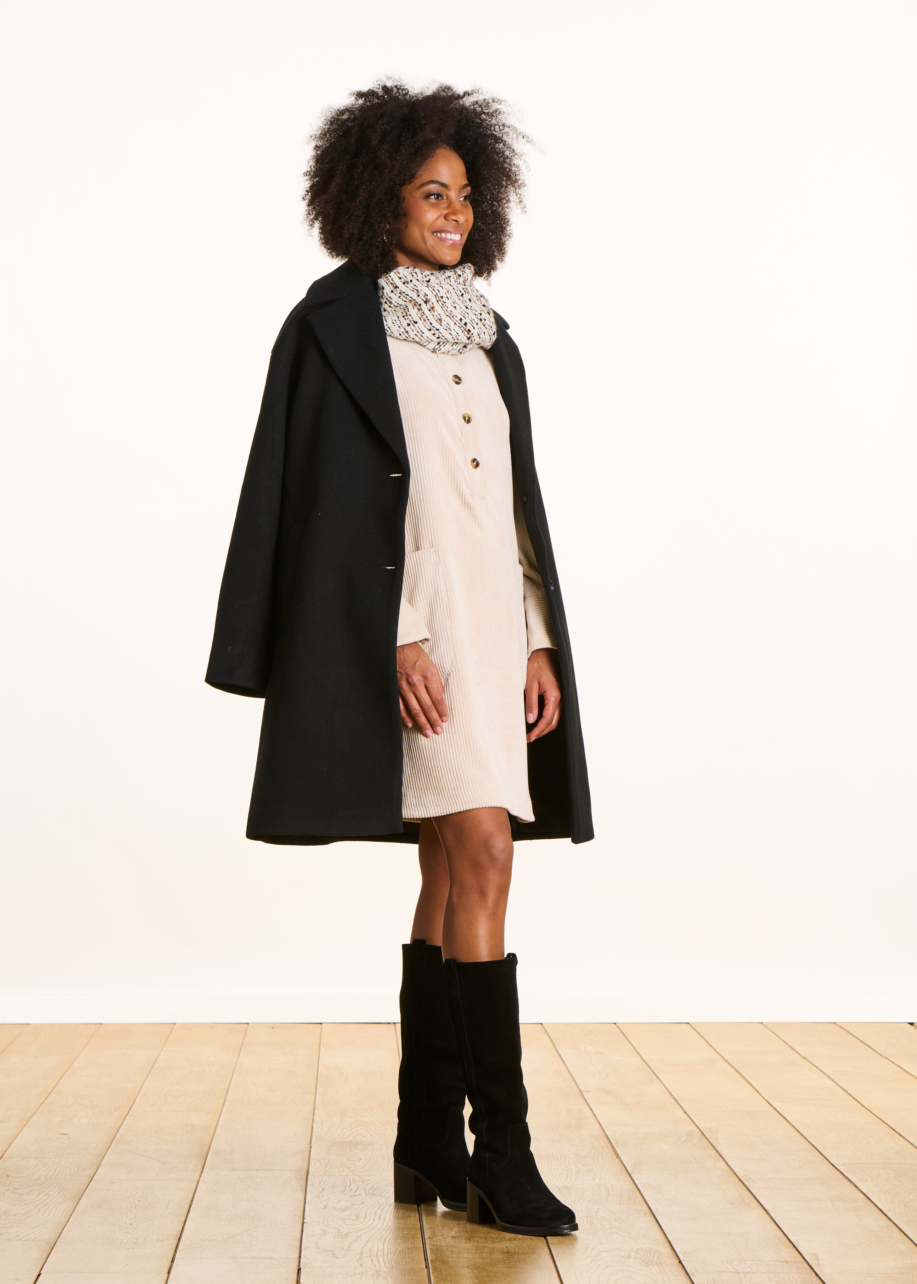 Cappotto nero aderente di media lunghezza