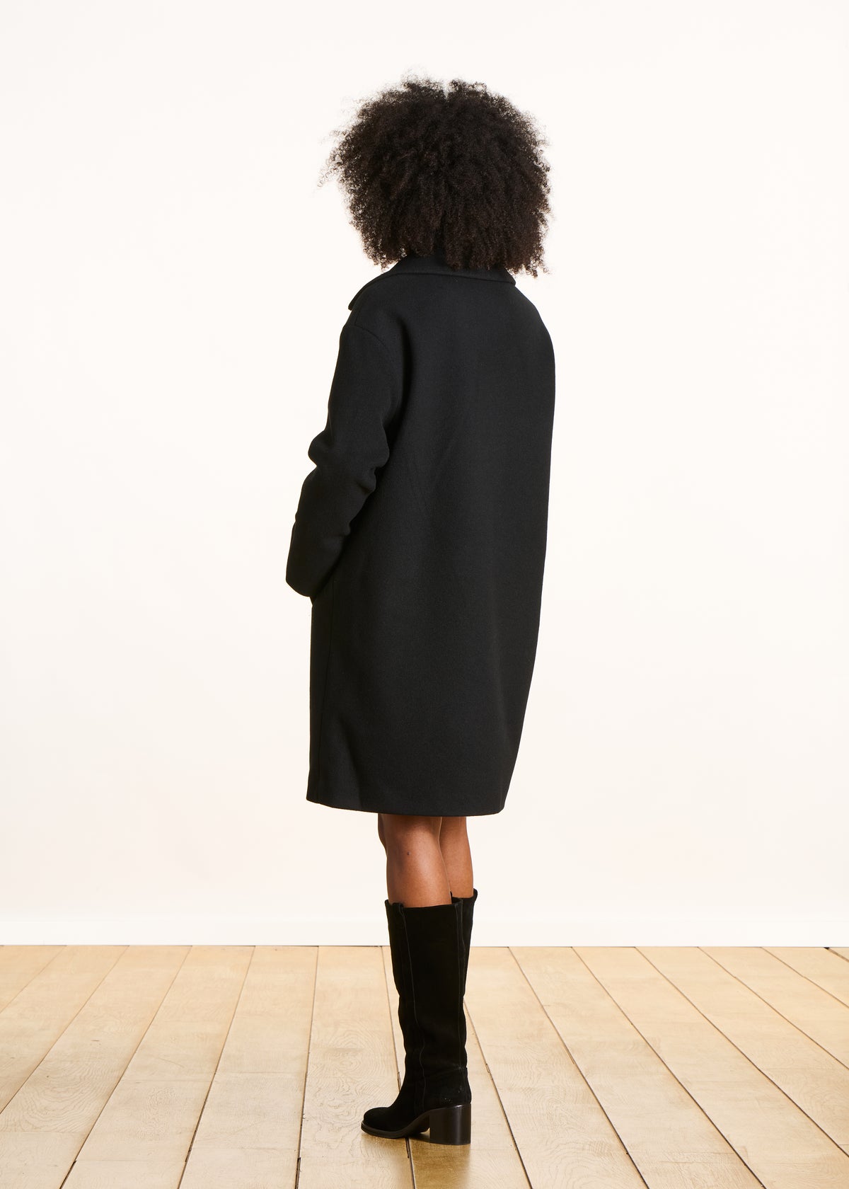 Cappotto nero aderente di media lunghezza