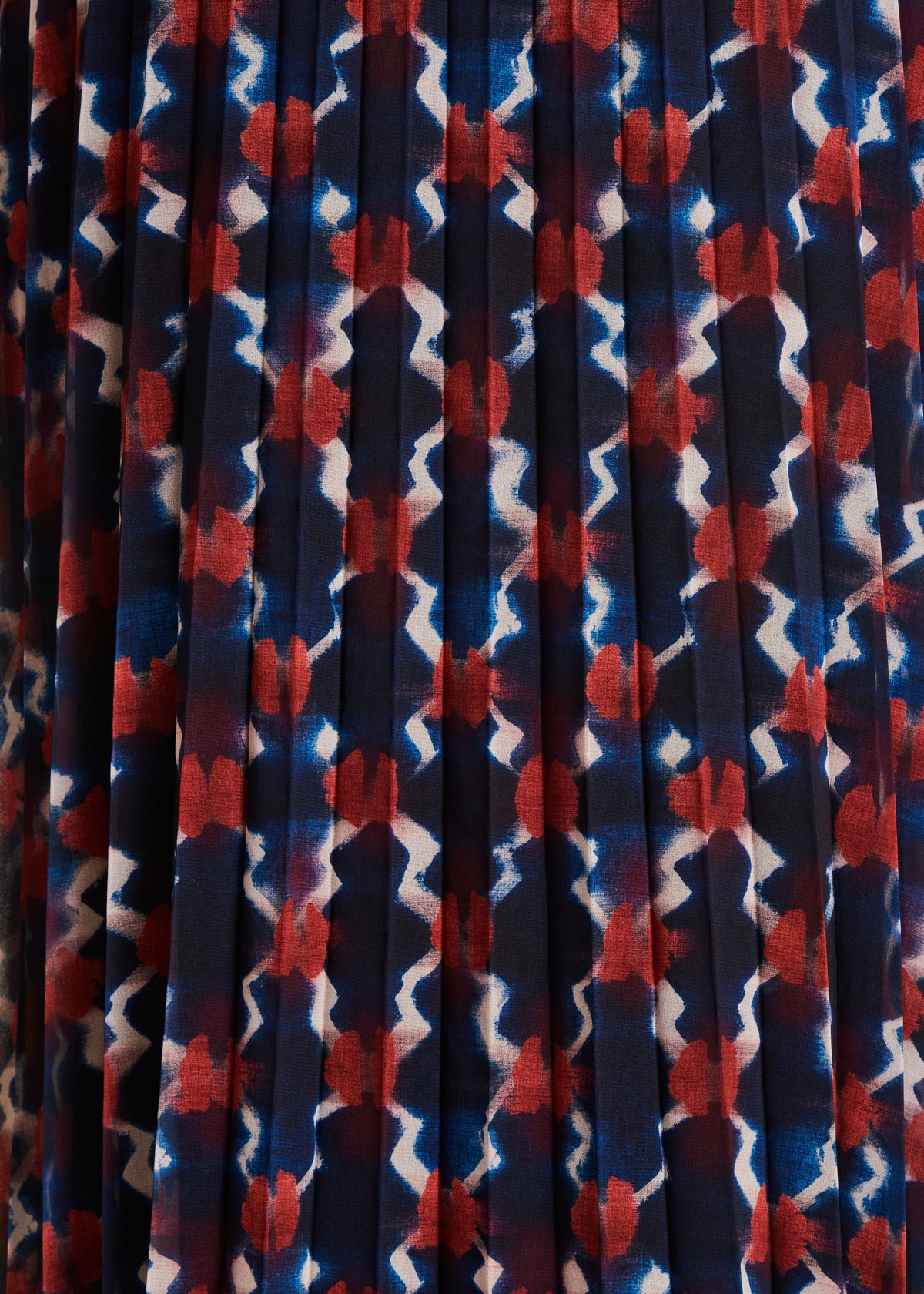 Halblanger Faltenrock mit blauem und rotem Aufdruck