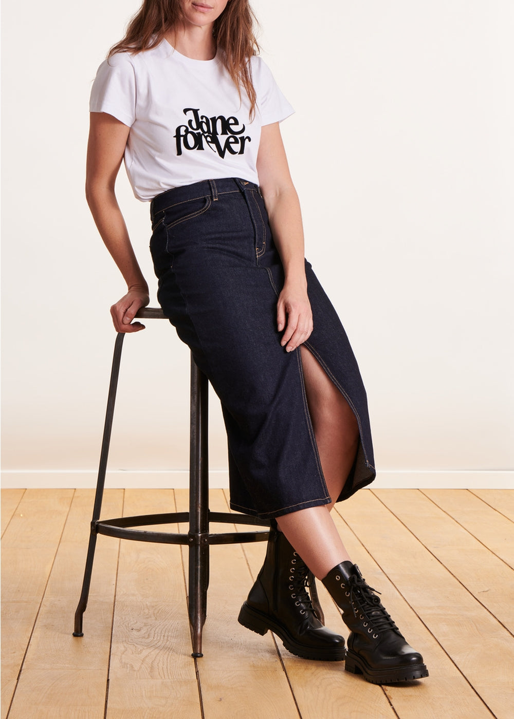 Mid-length dark denim skirt in organic cotton