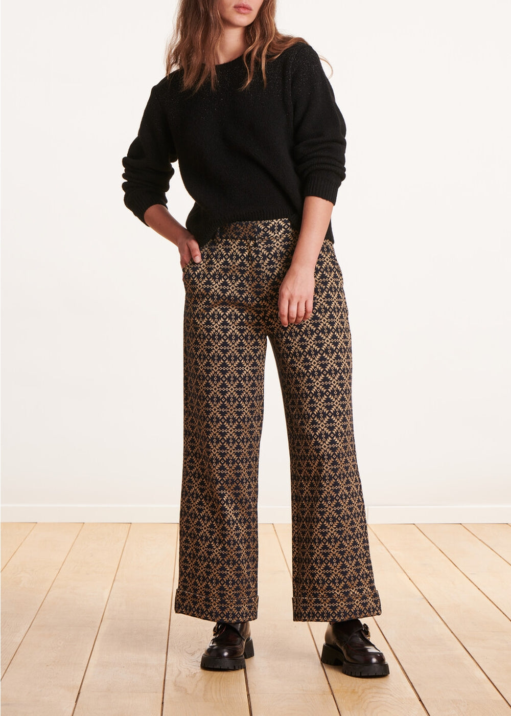 Pantalon droit 7/8ème en jacquard noir et doré