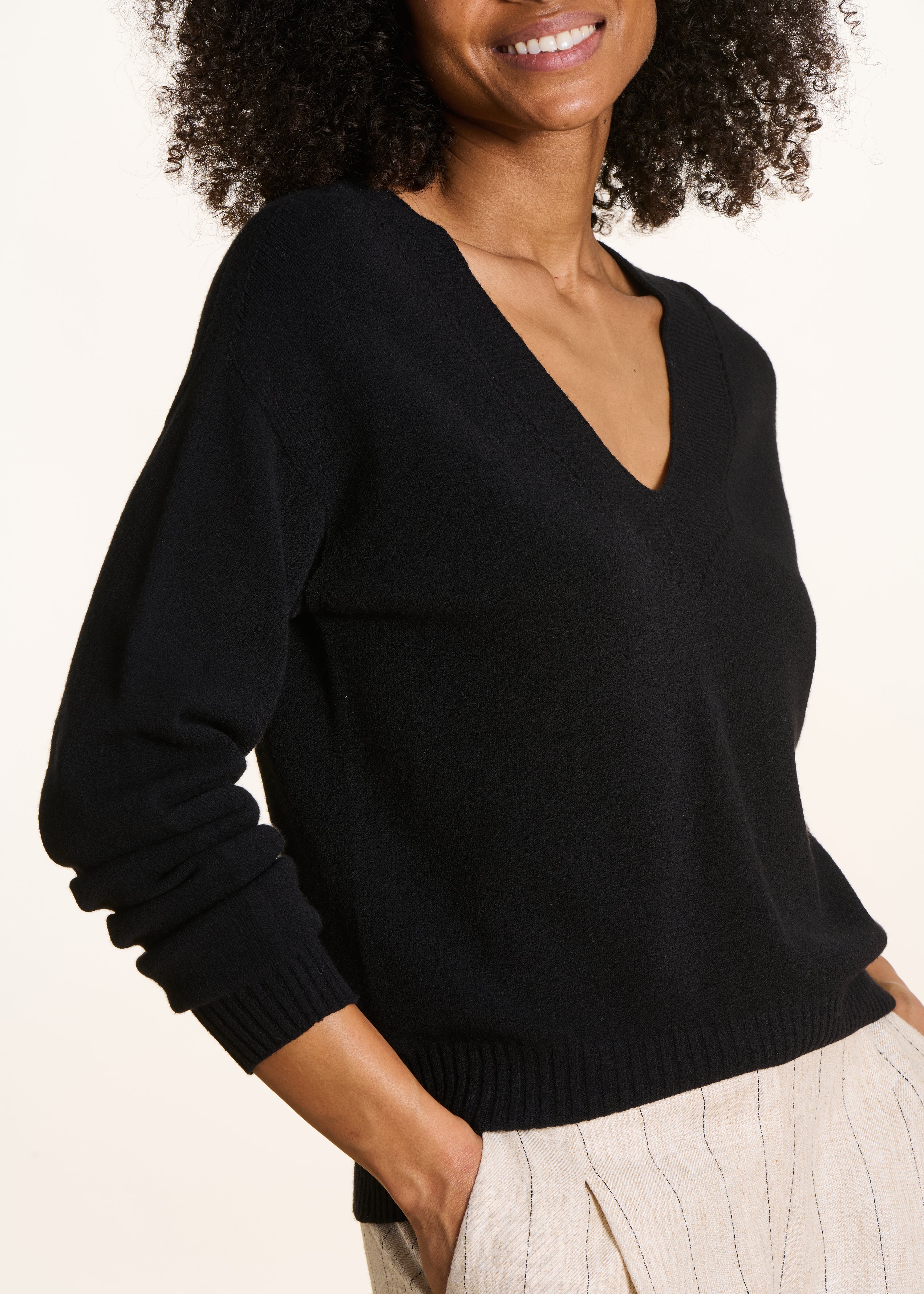 schwarz, gerader Pullover mit V-Ausschnitt