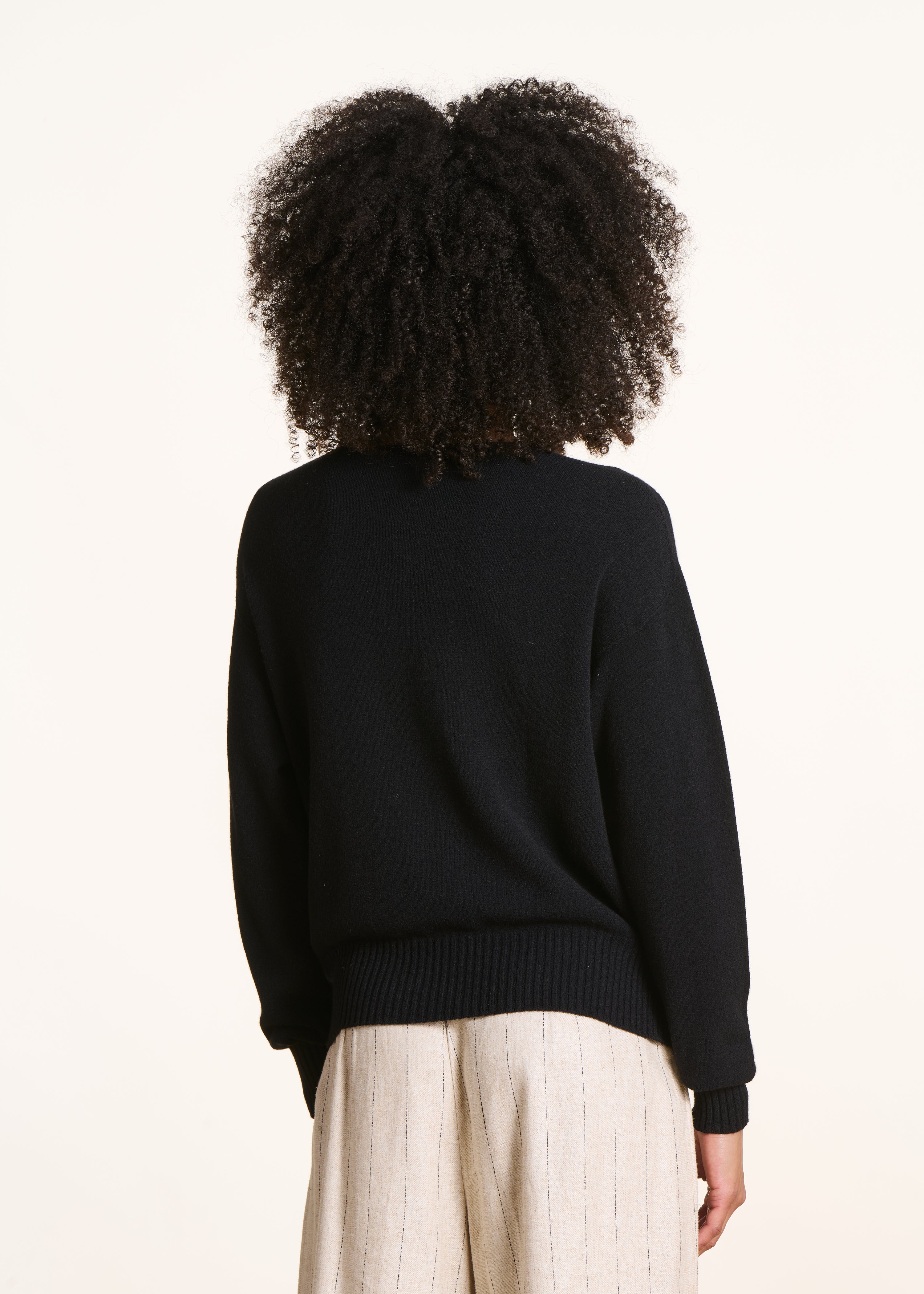 schwarz, gerader Pullover mit V-Ausschnitt