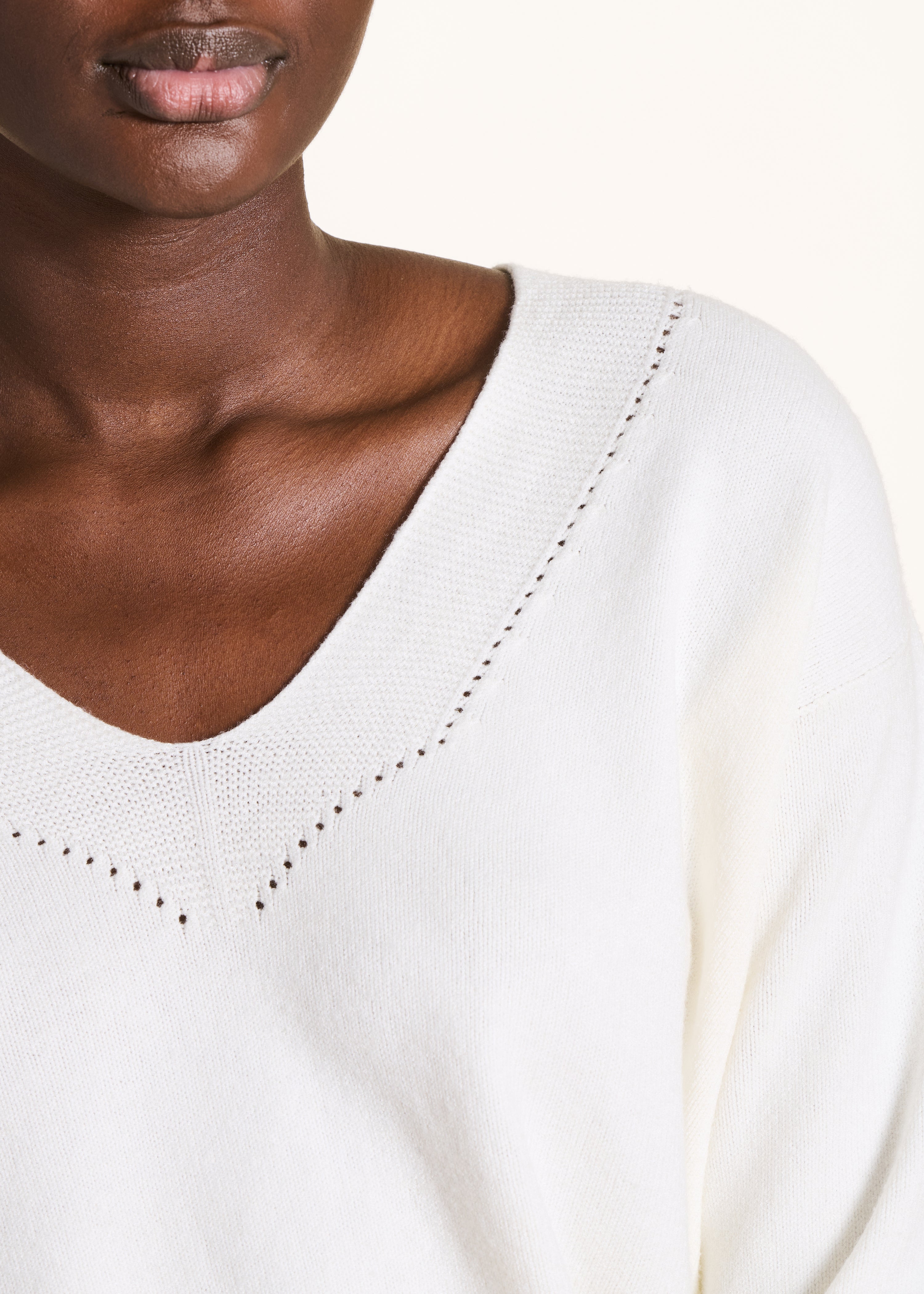 Pull écru droit à encolure V