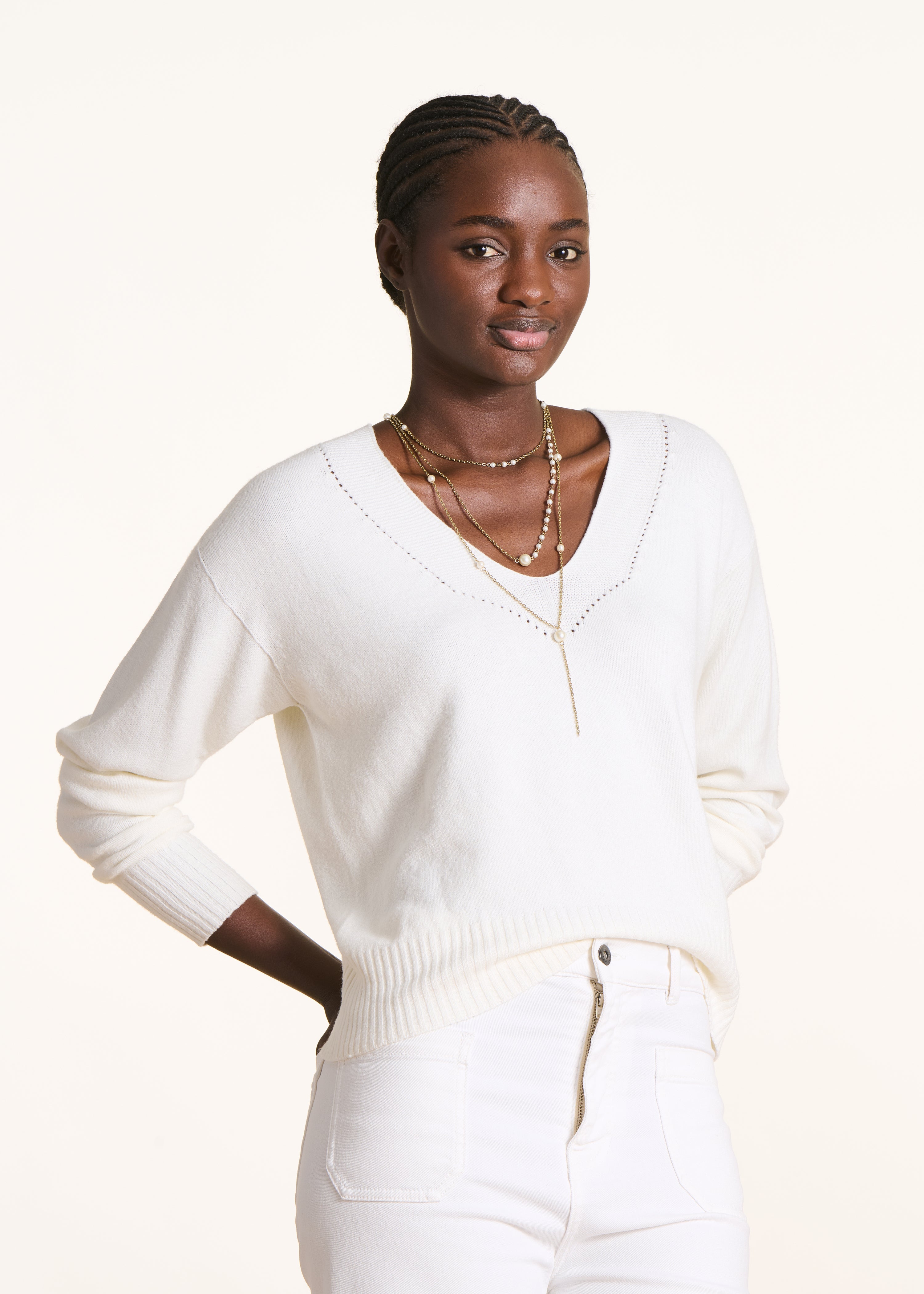 Pull écru droit à encolure V