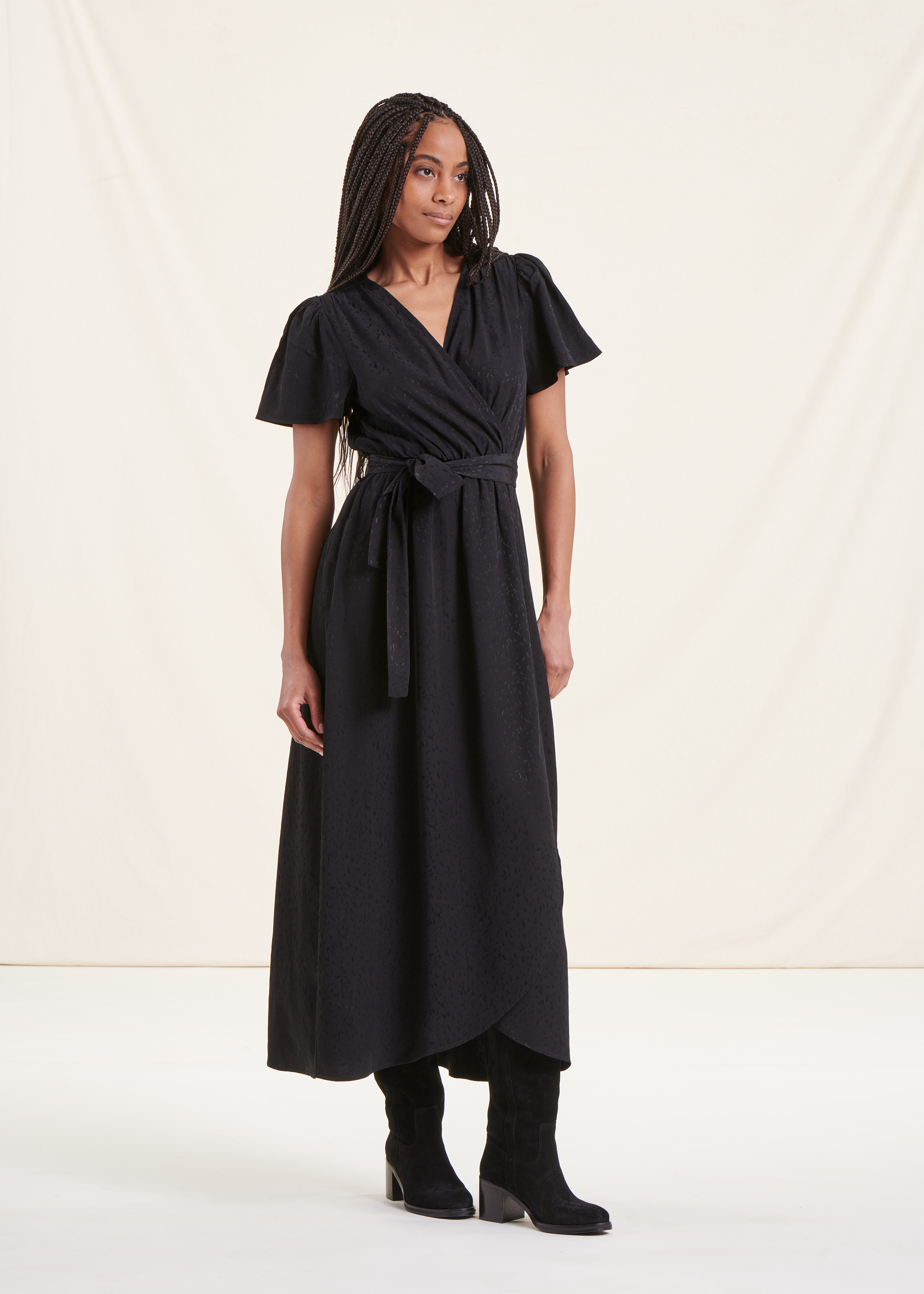 Robe longue cintree noire a manches courtes La Fee Maraboutee