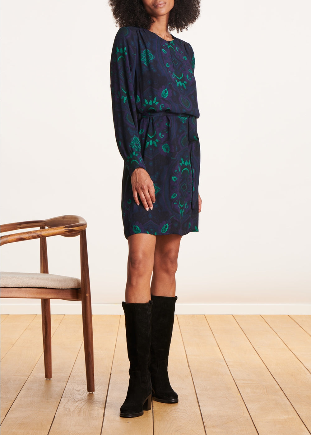 Vestido curto e direito com estampado azul e verde