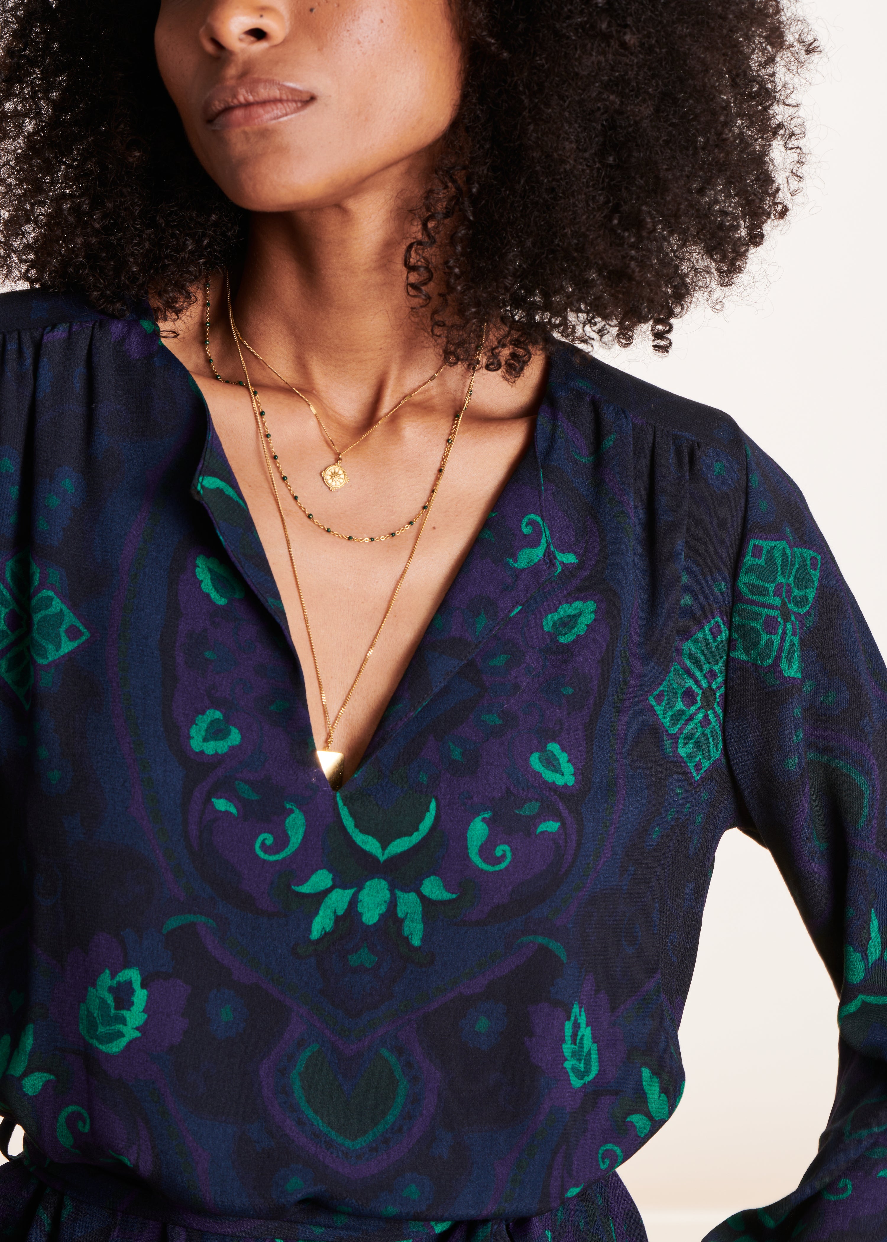 Vestido curto e direito com estampado azul e verde
