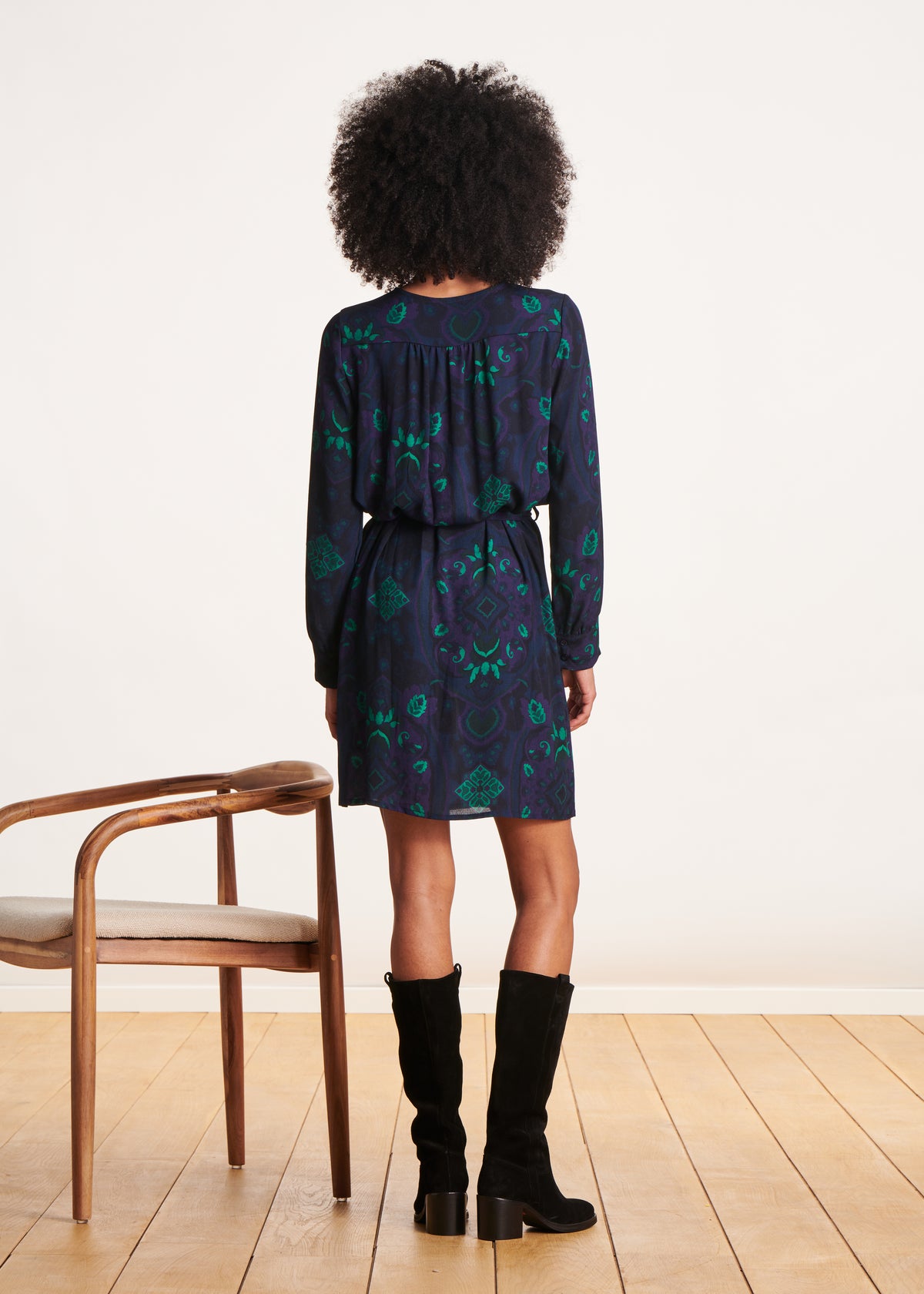 Vestido curto e direito com estampado azul e verde