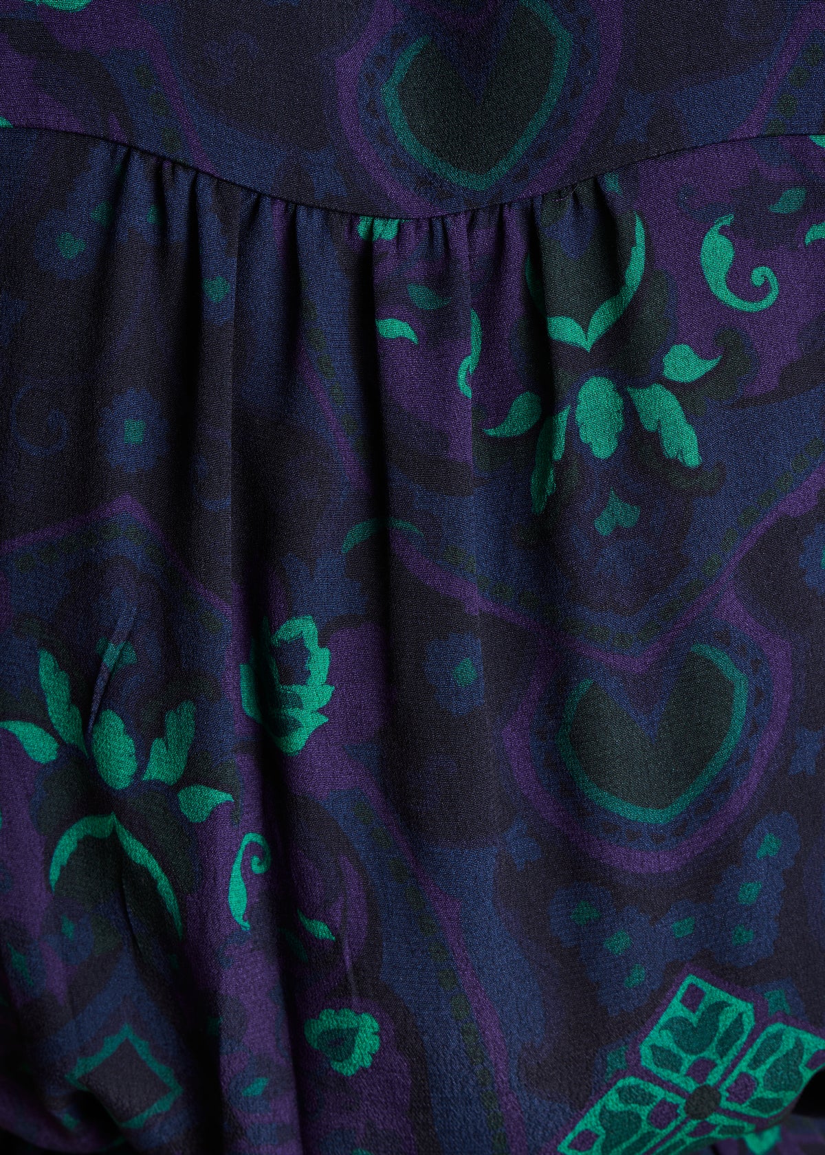 Vestido curto e direito com estampado azul e verde