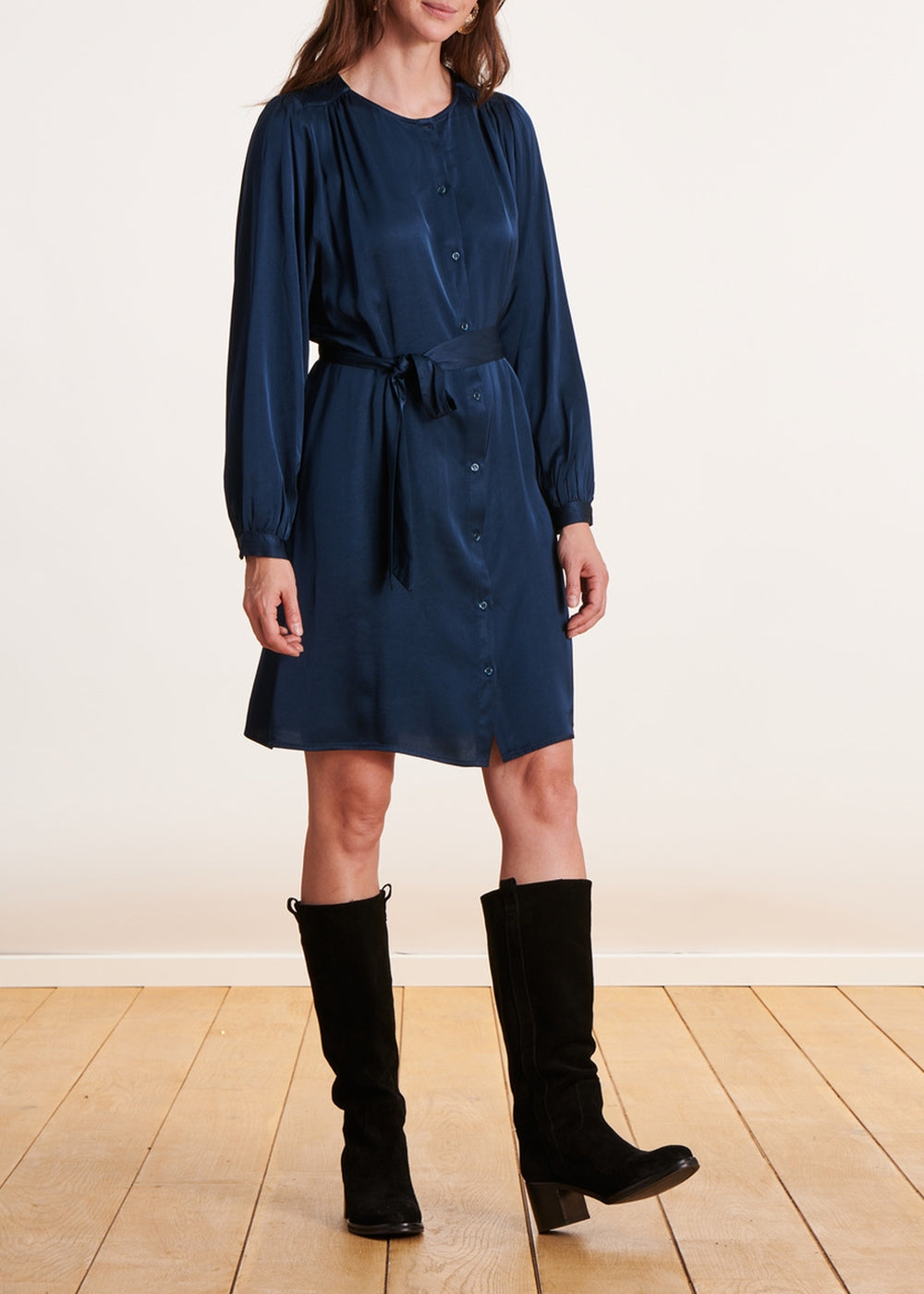 Kurzes fließendes petrolblaues Kleid aus Satin