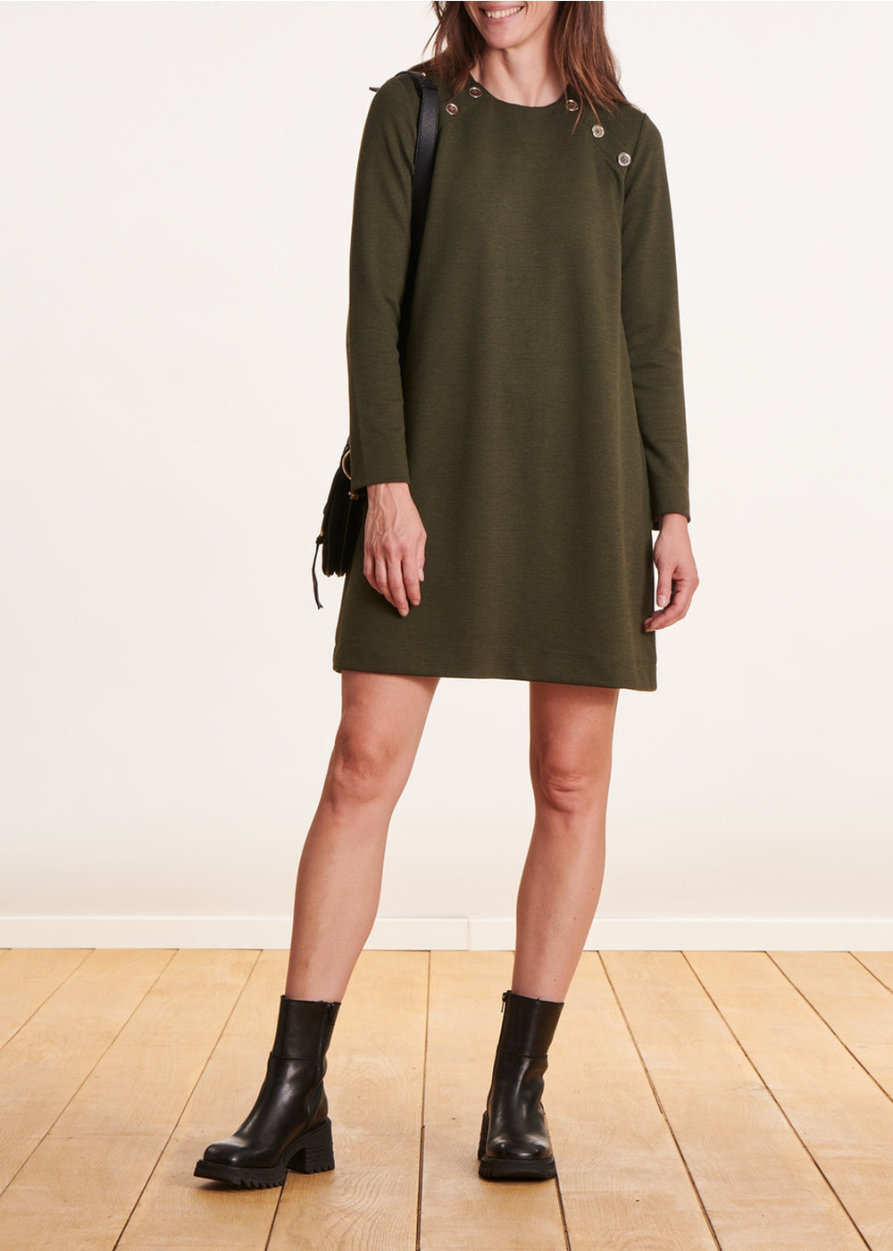 Kurzes khakifarbenes Kleid mit Schulterknöpfen