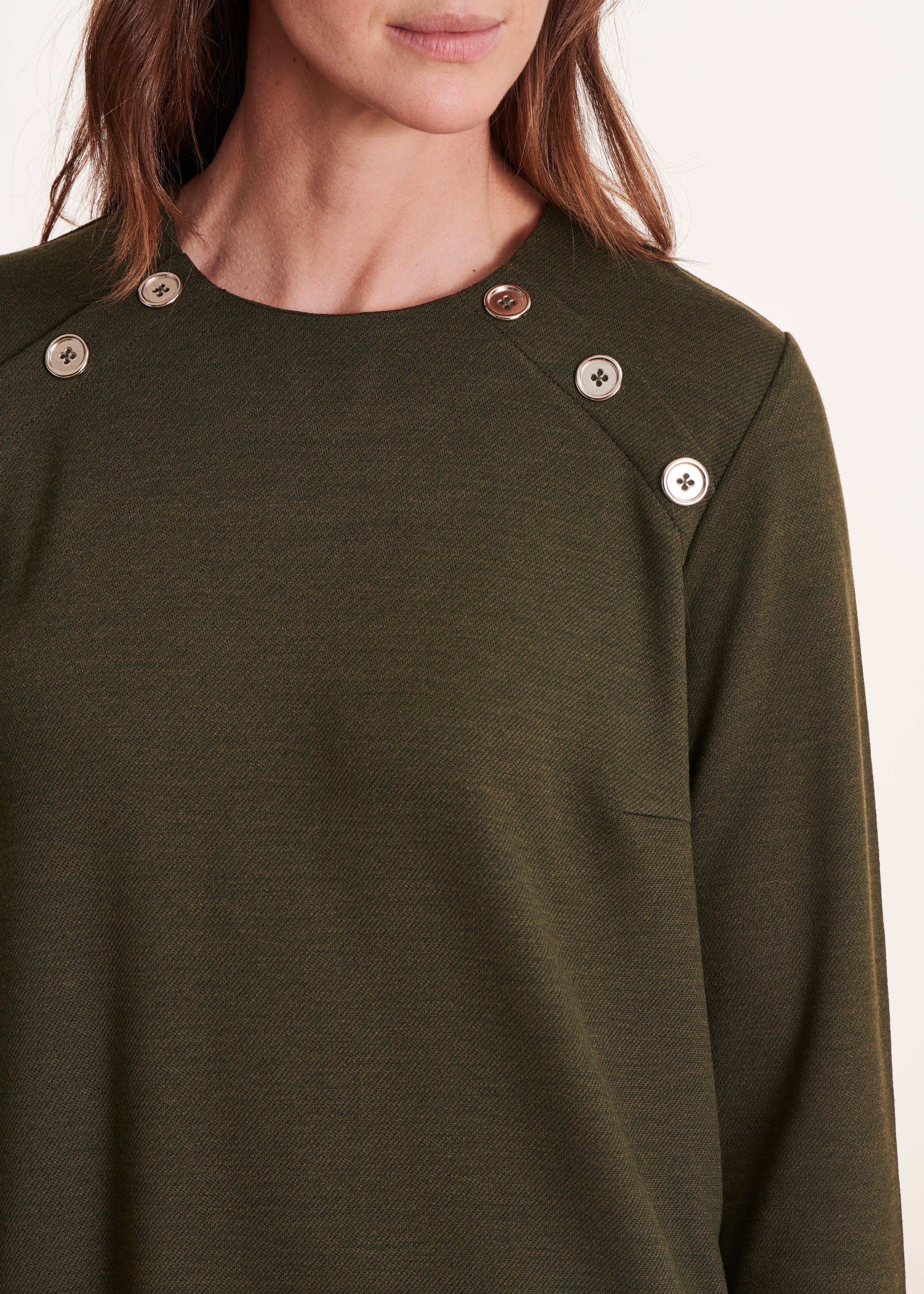 Kurzes khakifarbenes Kleid mit Schulterknöpfen