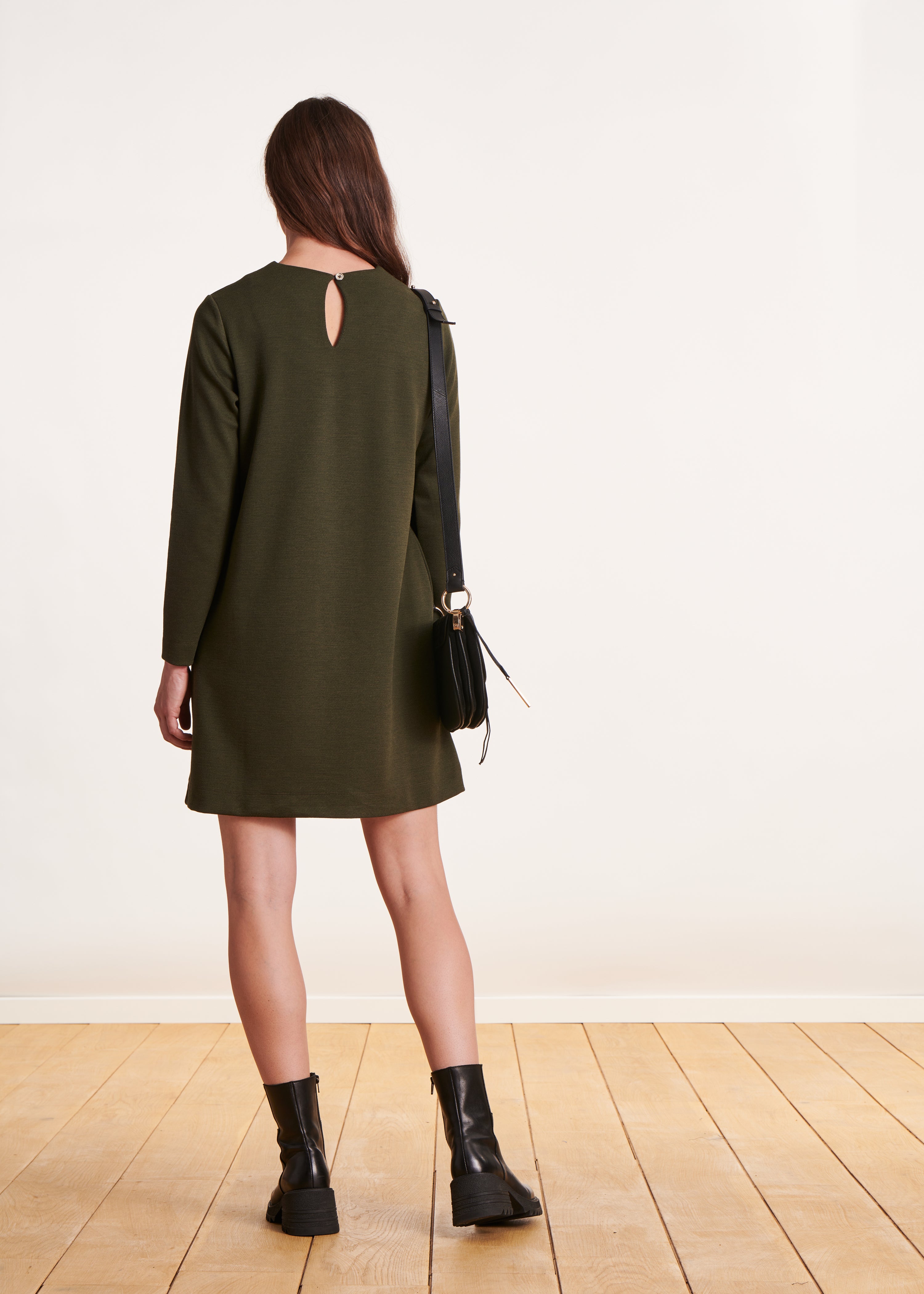 Kurzes khakifarbenes Kleid mit Schulterknöpfen