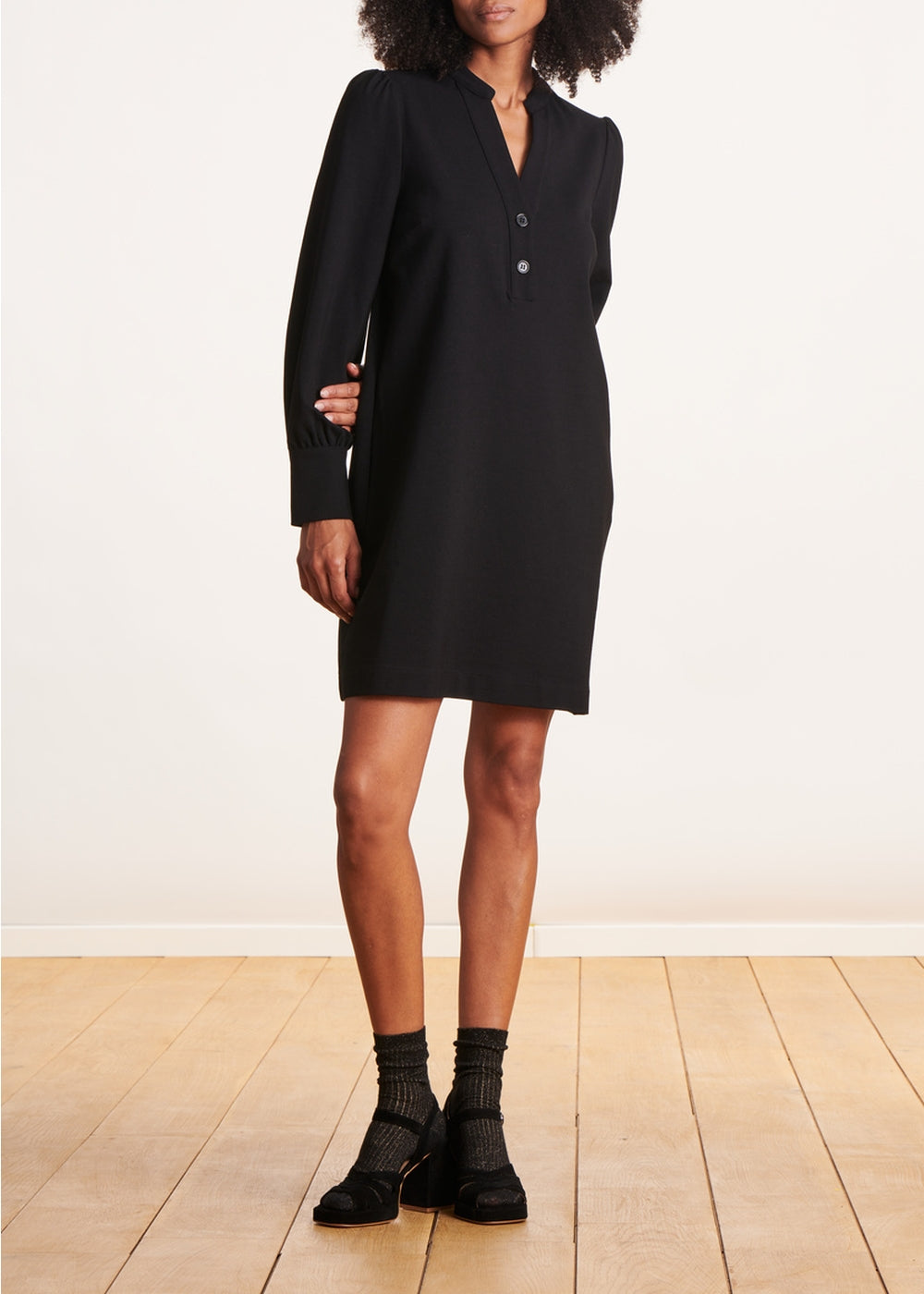 Kurzes, gerades, schwarzes Kleid aus Milanojersey