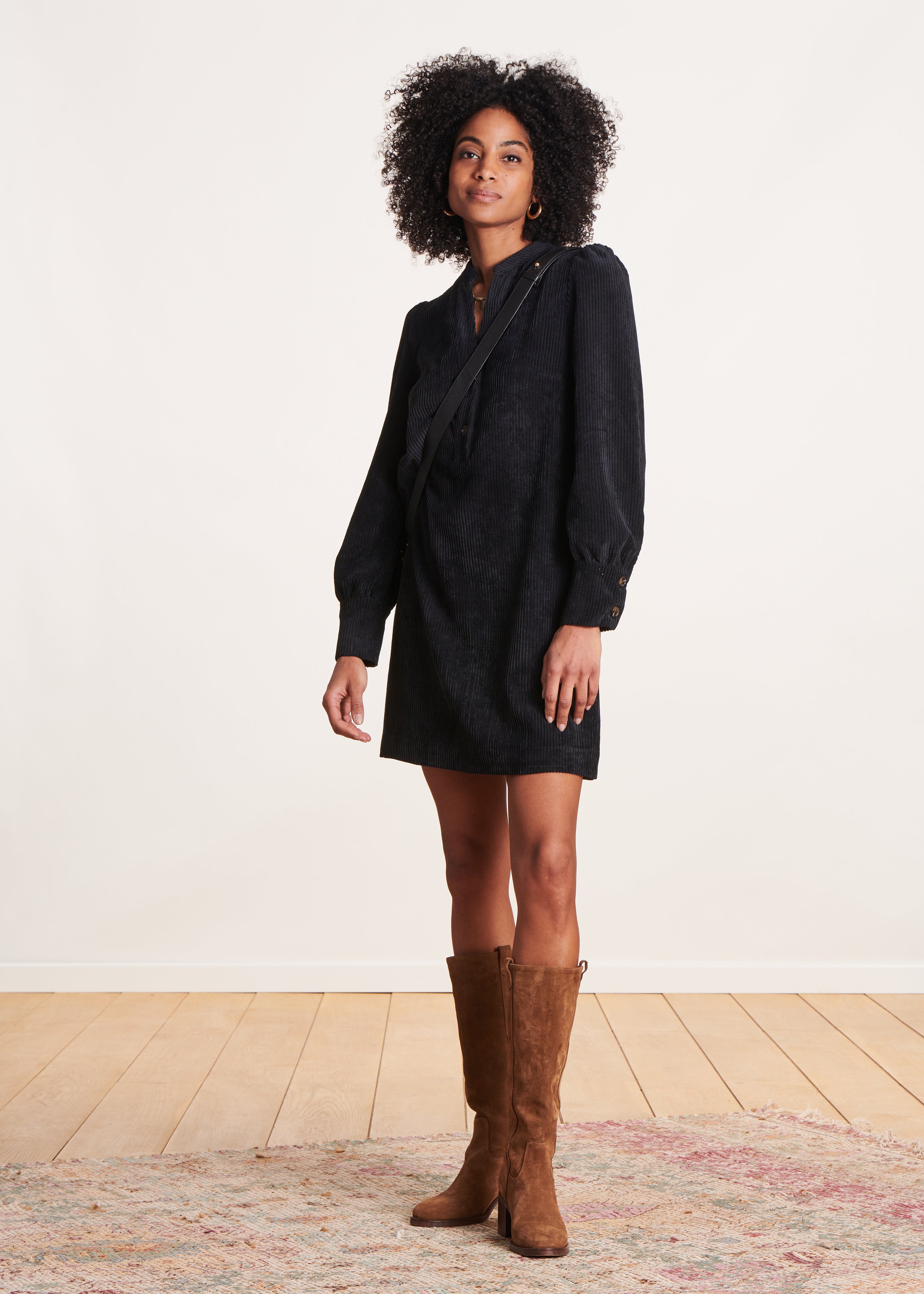 Robe courte droite noire en velours La Fée Maraboutée