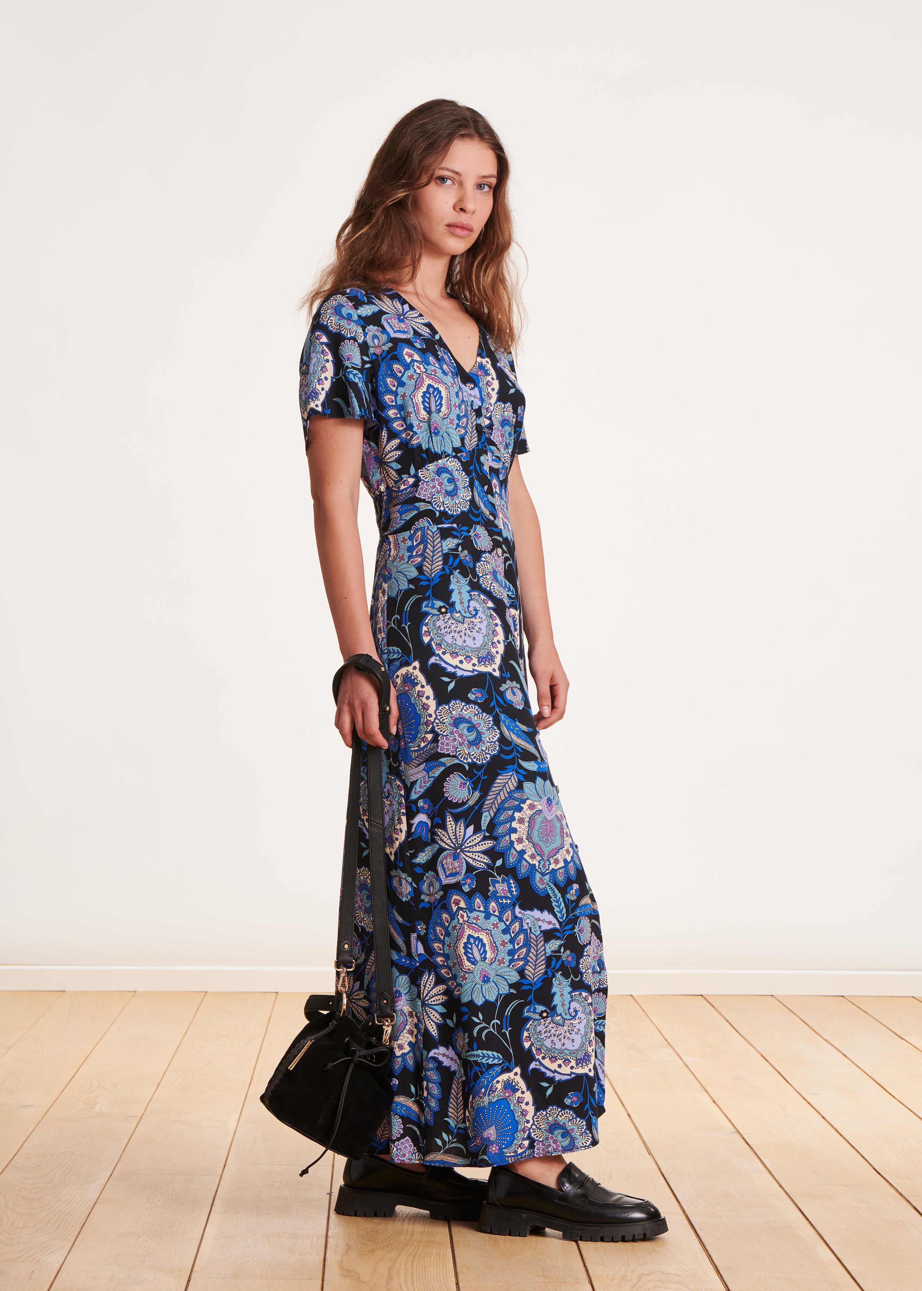 Schwarzes und blaues bedrucktes langes Kleid mit kurzen Ärmeln