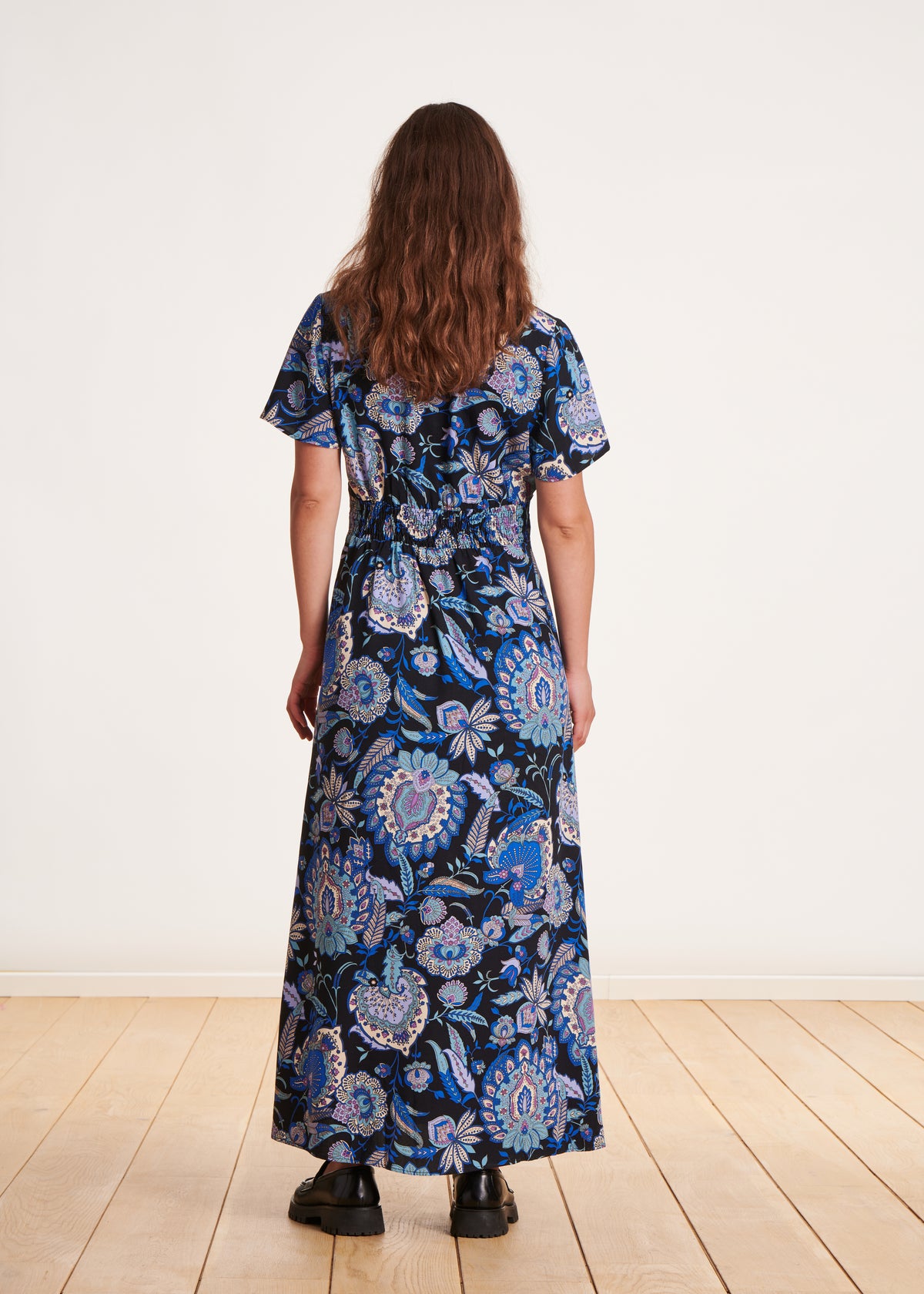 Schwarzes und blaues bedrucktes langes Kleid mit kurzen Ärmeln