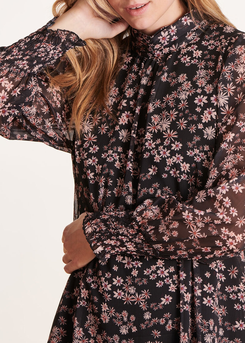 Robe courte ample noire en voile imprimé à fleurs