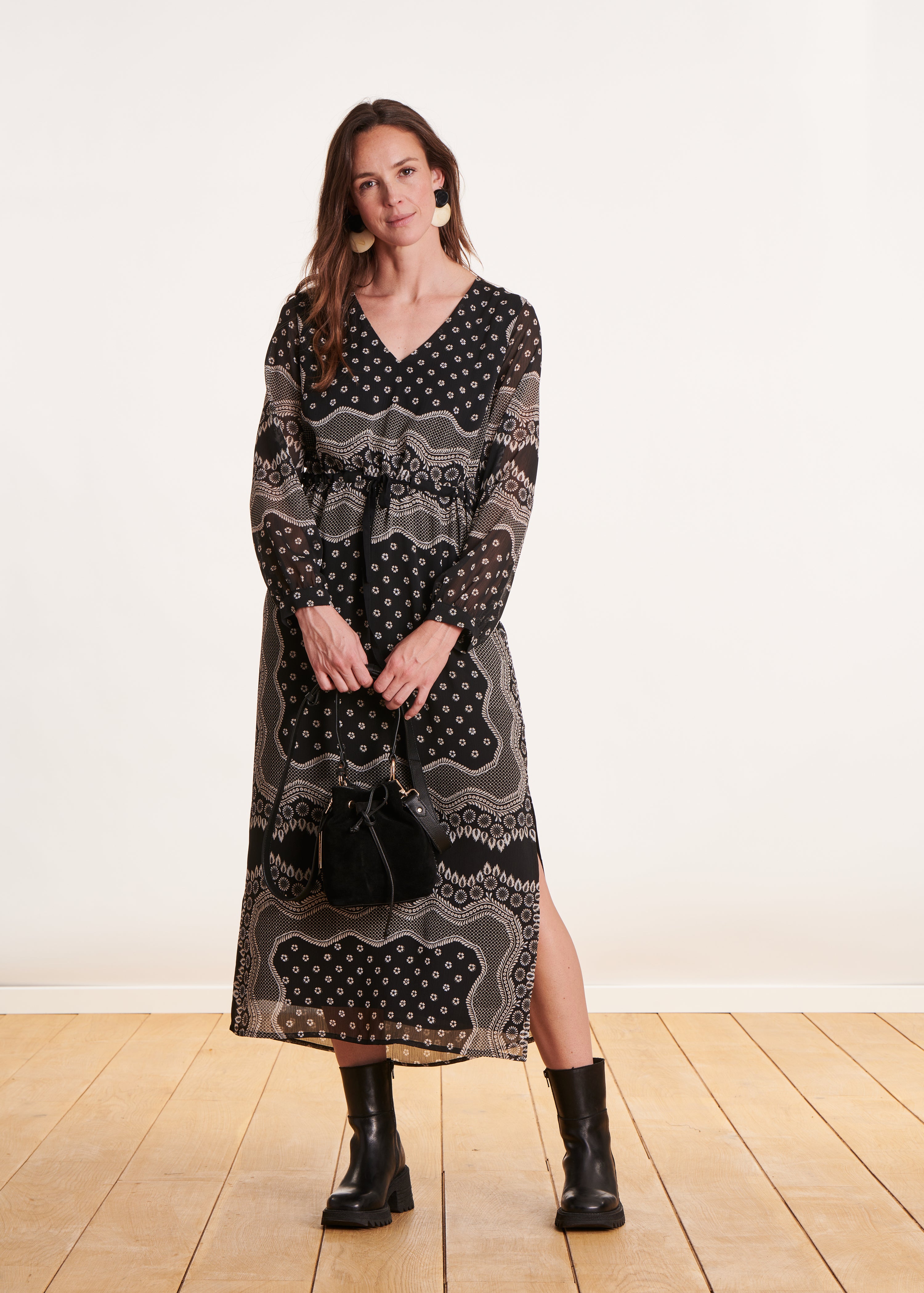 Zwarte soepelvallende lange jurk met lange mouwprint La Fée