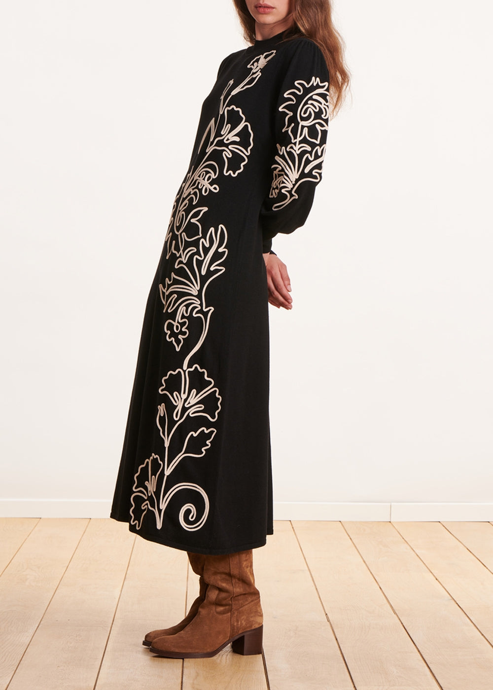 Mid-length black knit dress with flower embroidery