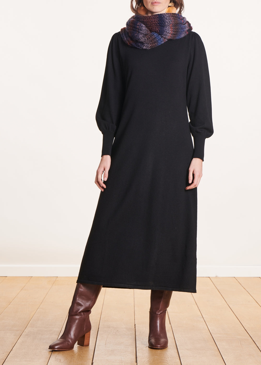 Robe mi-longue en maille noire manches longues