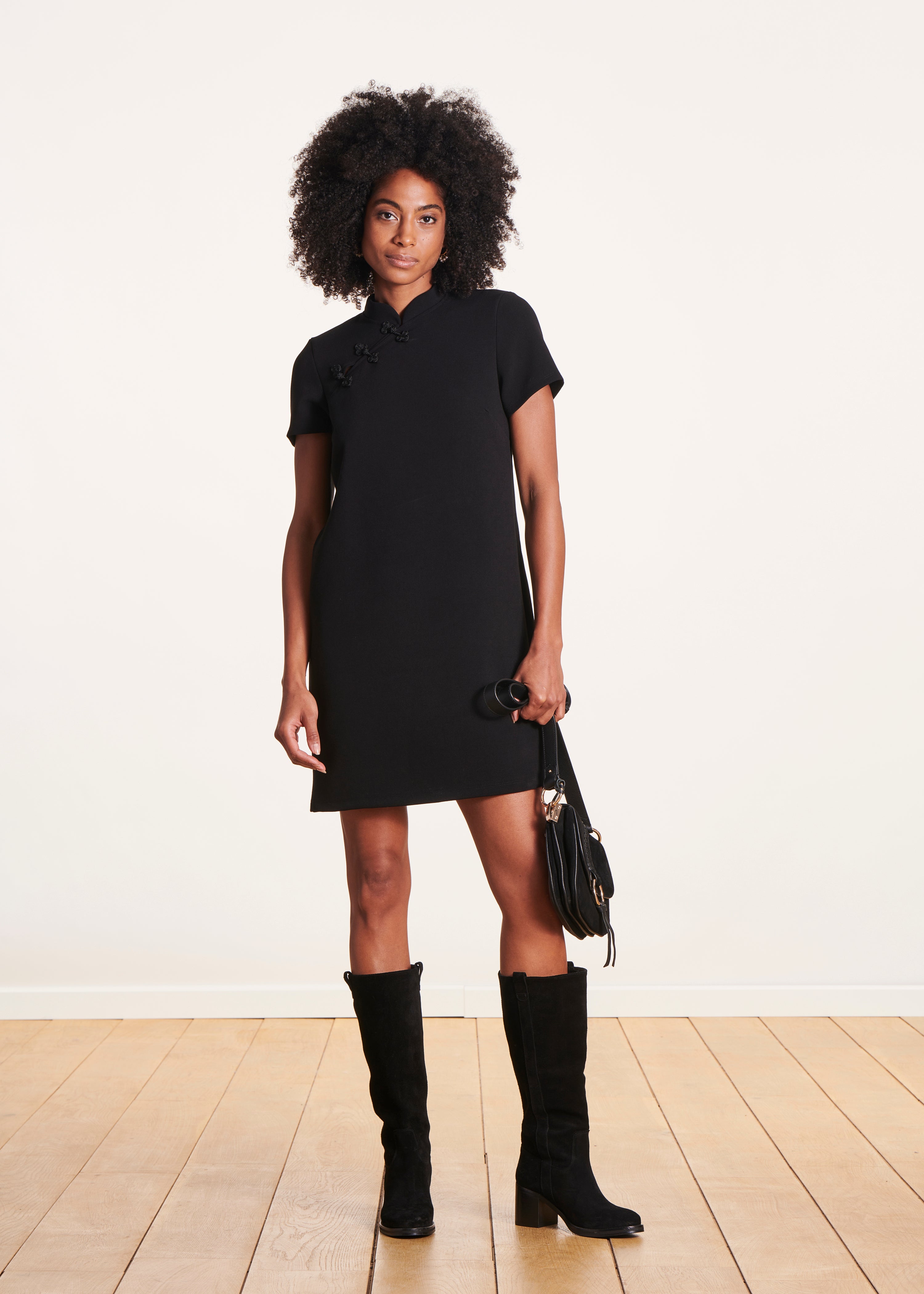 Vestido corto acampanado negro mangas cortas cuello mao La Fée