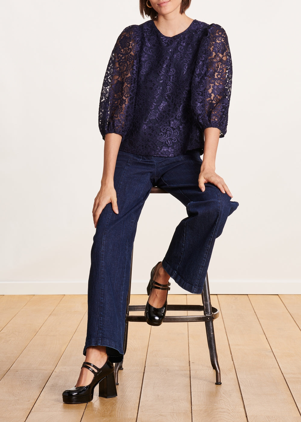 Marineblaue Bluse mit Spitze