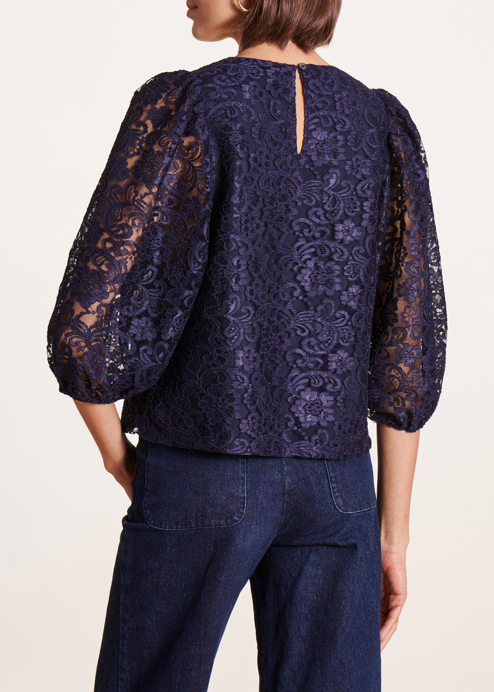 Marineblaue Bluse mit Spitze